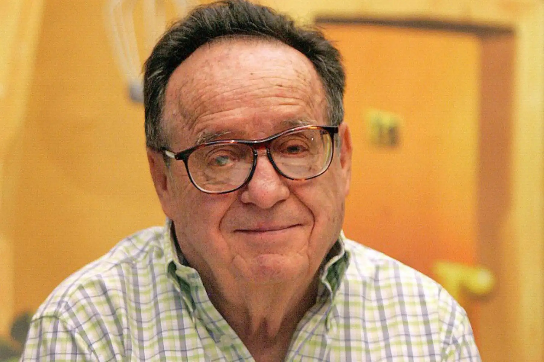 El actor Roberto Gomez Bolaños "Chespirito", creador de personajes entrañables como el Chavo del Ocho o el Chapulín Colorado, posa para fotógrafos durante el lanzamiento de "El Chavo-La serie animada" en Ciudad de México, el 10 de octubre de 2006. Foto: AFP