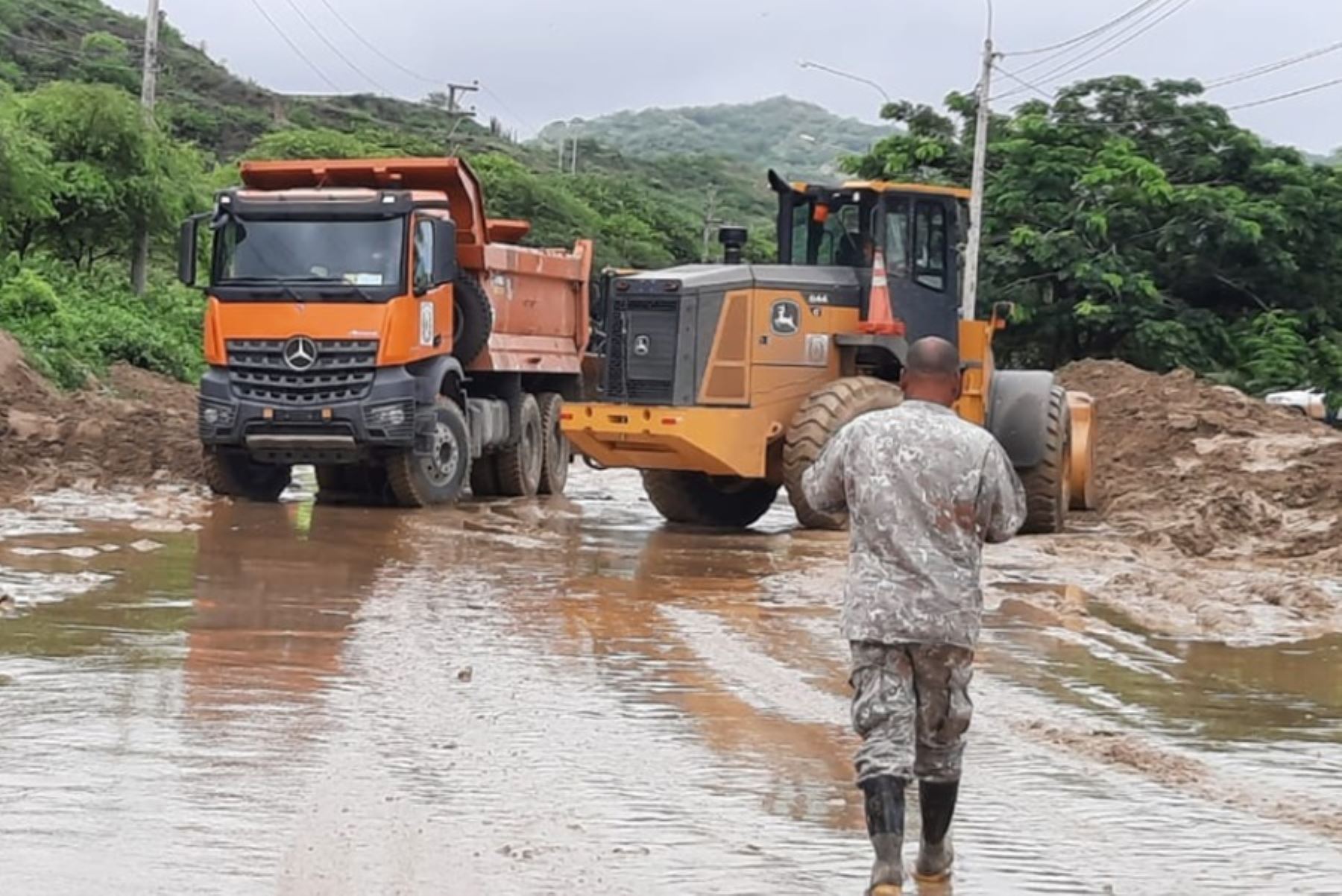 Unidades del Ejército con maquinaria y herramientas atienden emergencias en Piura y Tumbes
