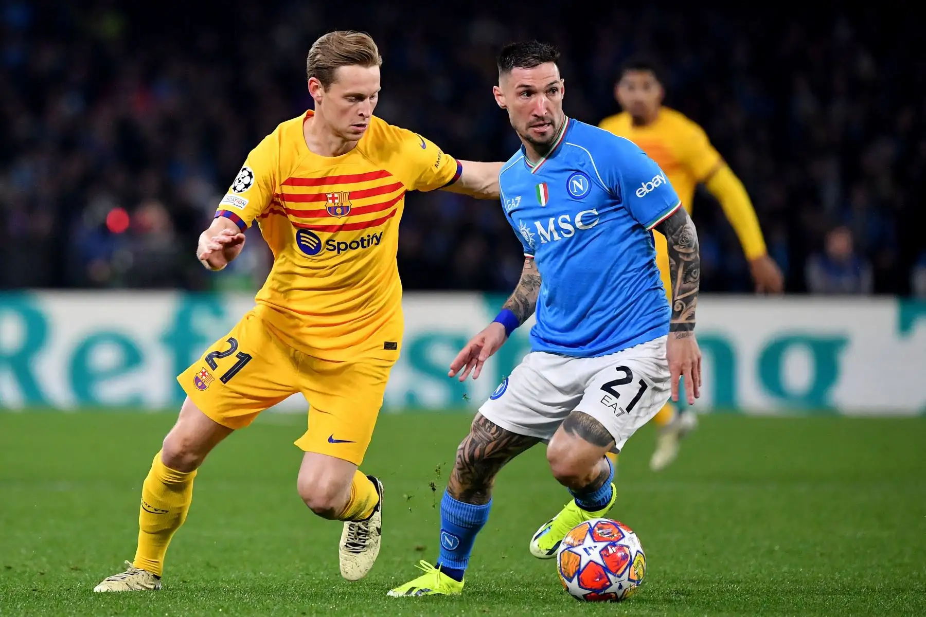 El delantero italiano del Napoli, Matteo Politano compite con el centrocampista holandés del Barcelona, Frenkie de Jong  durante la ronda de la Liga de Campeones de la UEFA del partido de fútbol de ida entre Napoli y Barcelona en el estadio Diego Armando Maradona de Nápoles.
Foto: AFP