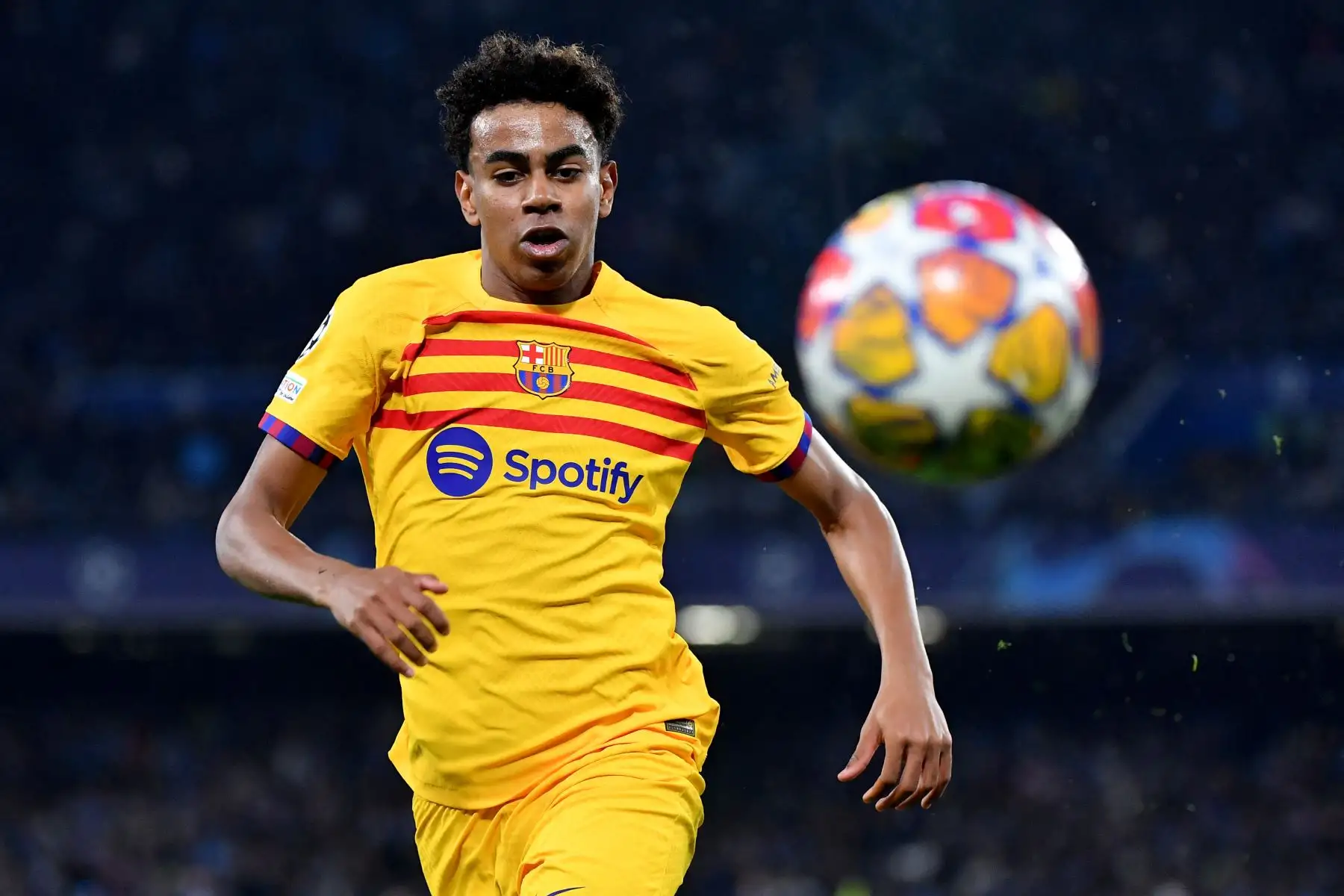 El delantero español del Barcelona, Lamine Yamal durante el partido de fútbol de ida de octavos de final de la Liga de Campeones de la UEFA entre Napoli y Barcelona en el estadio Diego-Armando-Maradona de Nápoles.
Foto: AFP