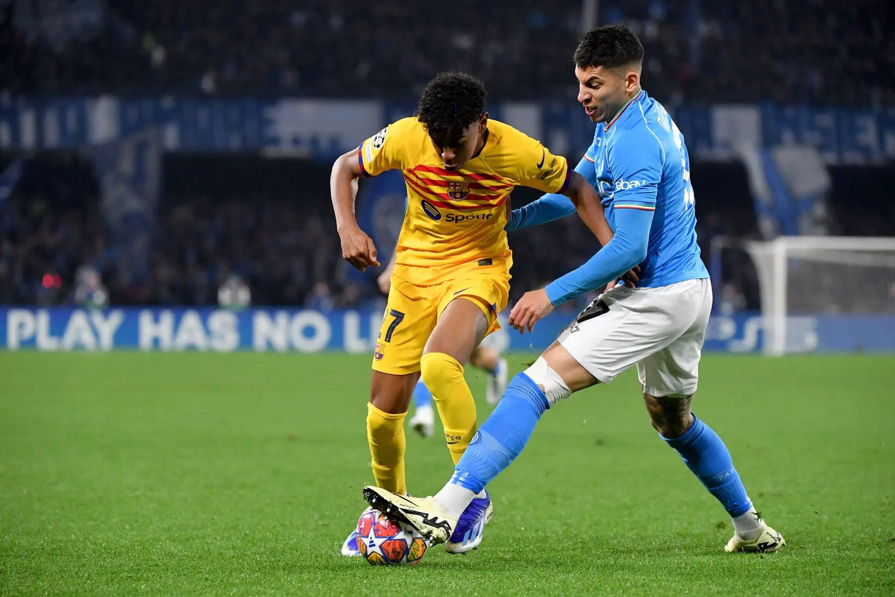 El delantero español del Barcelona, Lamine Yamal  compite con el defensor uruguayo del Napoli,  Mathias Olivera  durante el partido de ida de octavos de final de la Liga de Campeones de la UEFA entre Napoli y Barcelona en el estadio Diego-Armando-Maradona de Nápoles 
Foto: AFP