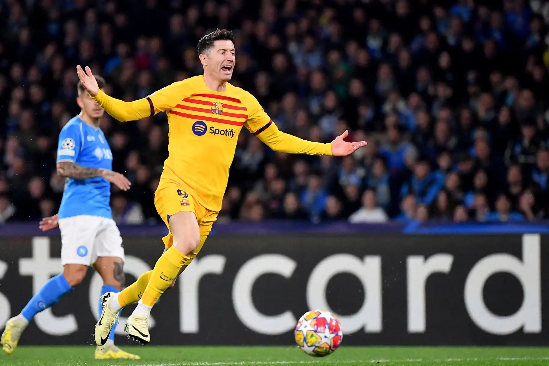 El delantero polaco  del Barcelona, ​​Robert Lewandowski, reacciona durante el partido de fútbol de ida de octavos de final de la Liga de Campeones de la UEFA entre Napoli y Barcelona en el estadio Diego-Armando-Maradona de Nápoles.
Foto: AFP