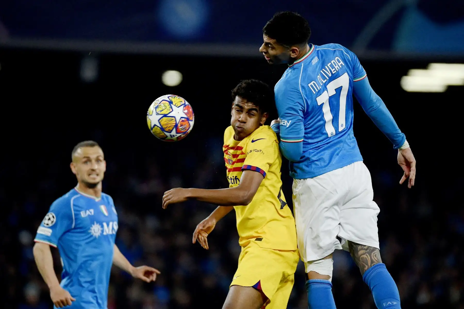 El delantero español del Barcelona, Lamine Yamal compite con el defensa uruguayo del Napoli, Mathias Olivera  durante el partido de ida de octavos de final de la Liga de Campeones de la UEFA entre Napoli y Barcelona en el estadio Diego-Armando-Maradona de Nápoles .
Foto: AFP