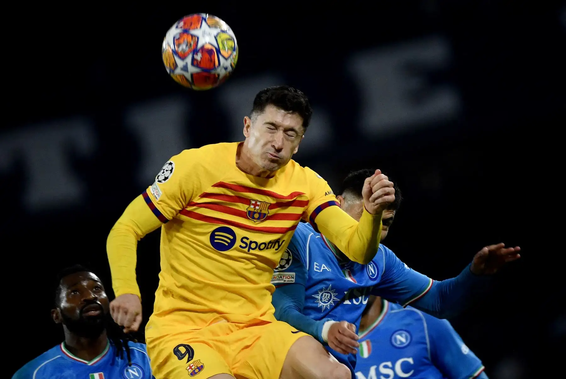 El delantero polaco del Barcelona, Robert Lewandowski, durante el partido de fútbol de ida de octavos de final de la Liga de Campeones de la UEFA entre Napoli y Barcelona en el estadio Diego-Armando-Maradona de Nápoles.
Foto: AFP