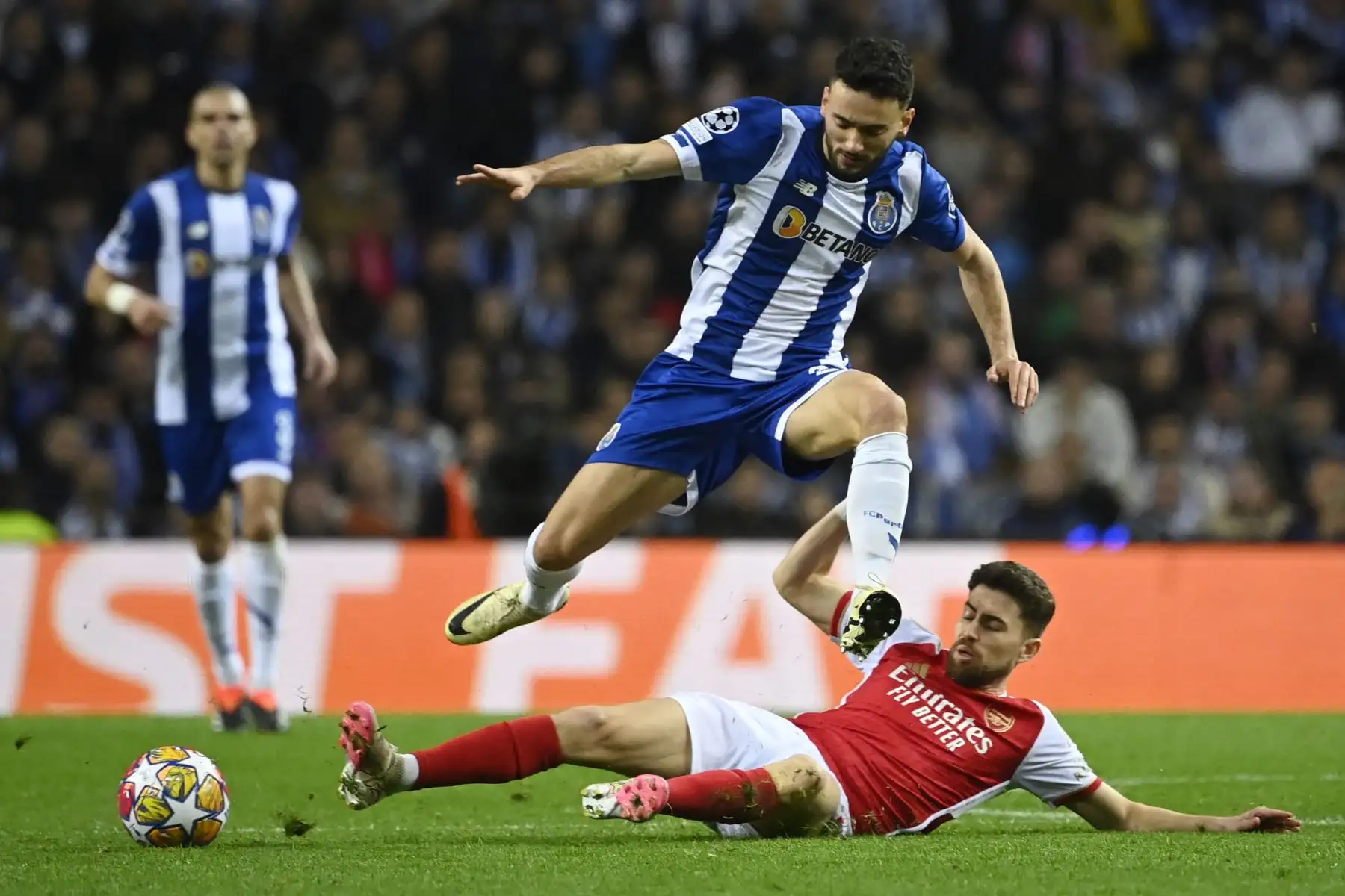 El defensa portugués del FC Porto, Joao Mario es abordado por el mediocampista italiano del Arsenal, Jorginho durante el partido de ida de los octavos de final de la Liga de Campeones de la UEFA entre el FC Porto y el Arsenal FC en el estadio Dragao de Oporto.
Foto: AFP