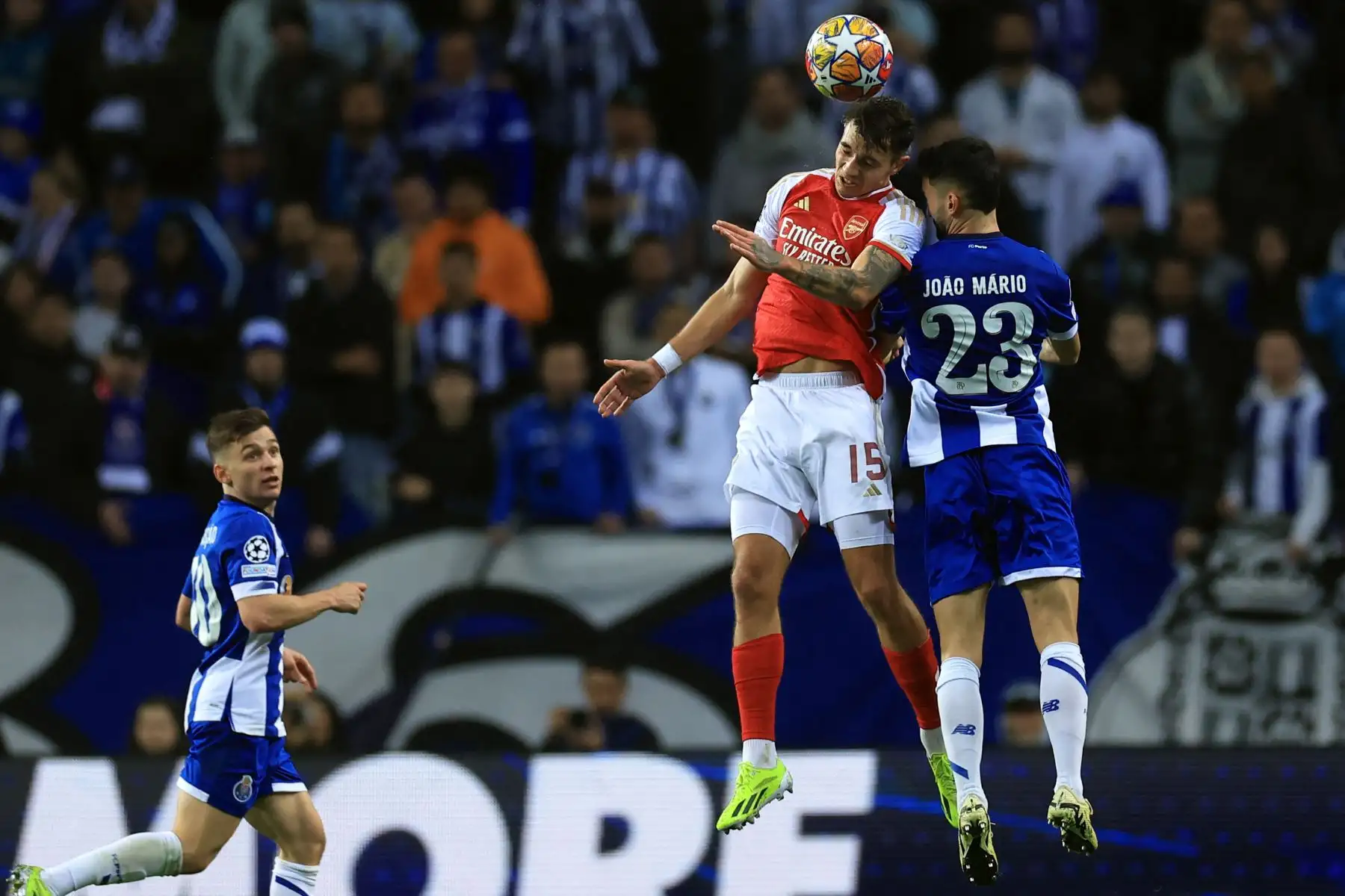 El defensa polaco del Arsenal, Jakub Kiwior y el defensor portugués del FC Porto #23 Joao Mario compiten por un cabezazo durante el partido de ida de los octavos de final de la Liga de Campeones de la UEFA entre el FC Porto y el Arsenal FC en el estadio Dragao de Oporto.
Foto: AFP