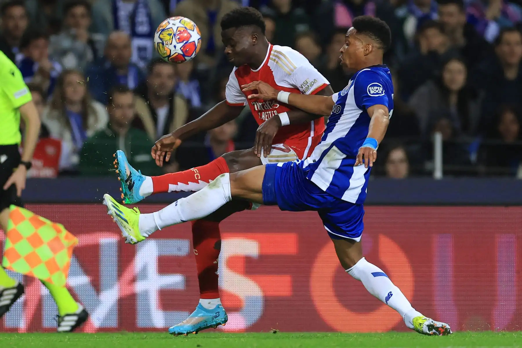 El centrocampista inglés del Arsenal, Bukayo Saka lucha por el balón con el defensor brasileño del FC Porto,  Wendell durante el partido de ida de los octavos de final de la Liga de Campeones de la UEFA entre el FC Porto y el Arsenal FC en el estadio Dragao de Oporto.
Foto: AFP