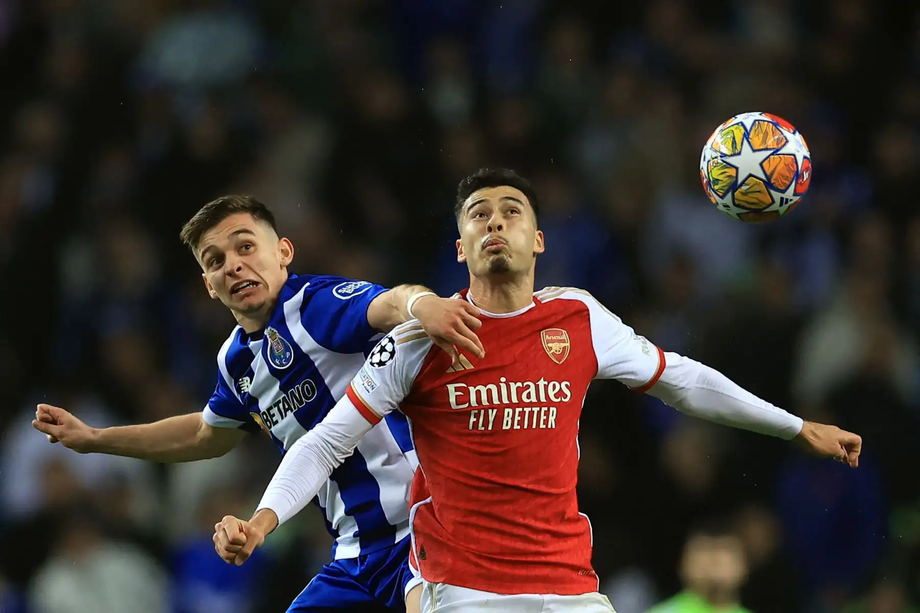 El delantero portugués del FC Porto, Francisco Conceicao y el mediocampista brasileño del Arsenal, Gabriel Martinelli compiten por un cabezazo durante el partido de ida de los octavos de final de la Liga de Campeones de la UEFA entre el FC Porto y el Arsenal FC en el estadio Dragao de Oporto.
Foto: AFP