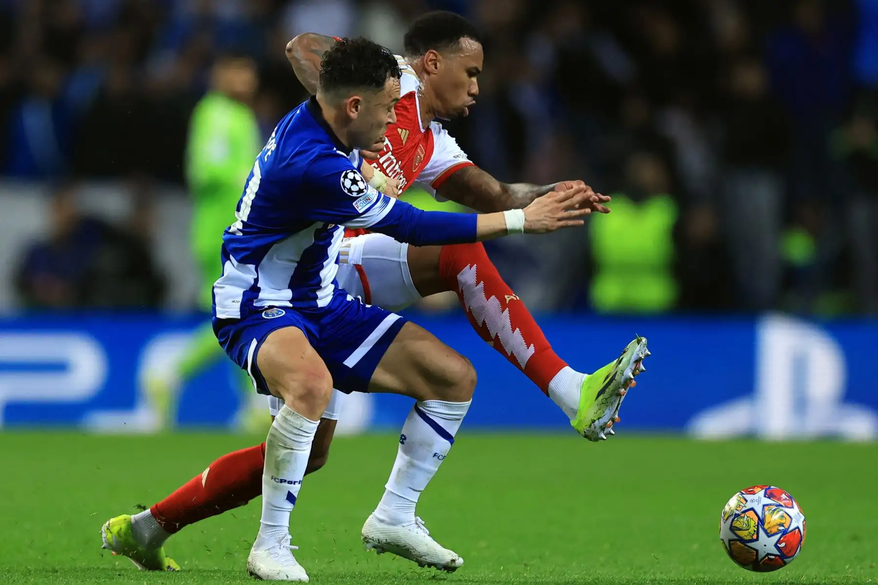El delantero brasileño del FC Porto, Pepe compite con el defensa brasileño del Arsenal #06 Gabriel Magalhaes durante el partido de ida de los octavos de final de la Liga de Campeones de la UEFA entre el FC Porto y el Arsenal FC en el estadio Dragao de Oporto.
Foto: AFP