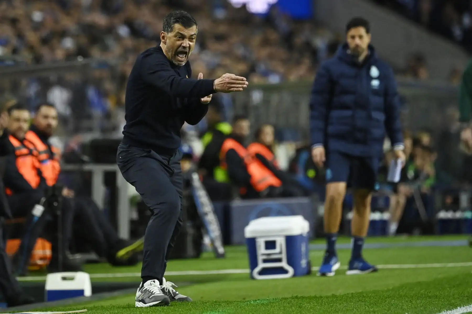 El entrenador portugués del FC Porto, Sergio Conceicao, reacciona durante el partido de ida de los octavos de final de la Liga de Campeones de la UEFA entre el FC Porto y el Arsenal FC en el estadio Dragao de Oporto.
Foto: AFP