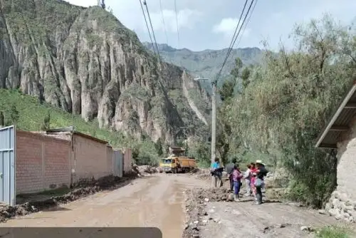 Las familias damnificadas fueron trasladas al colegio del distrito de Alca, pues sus viviendas están inhabitables por el ingreso de lodo y piedras tras el desborde del río.