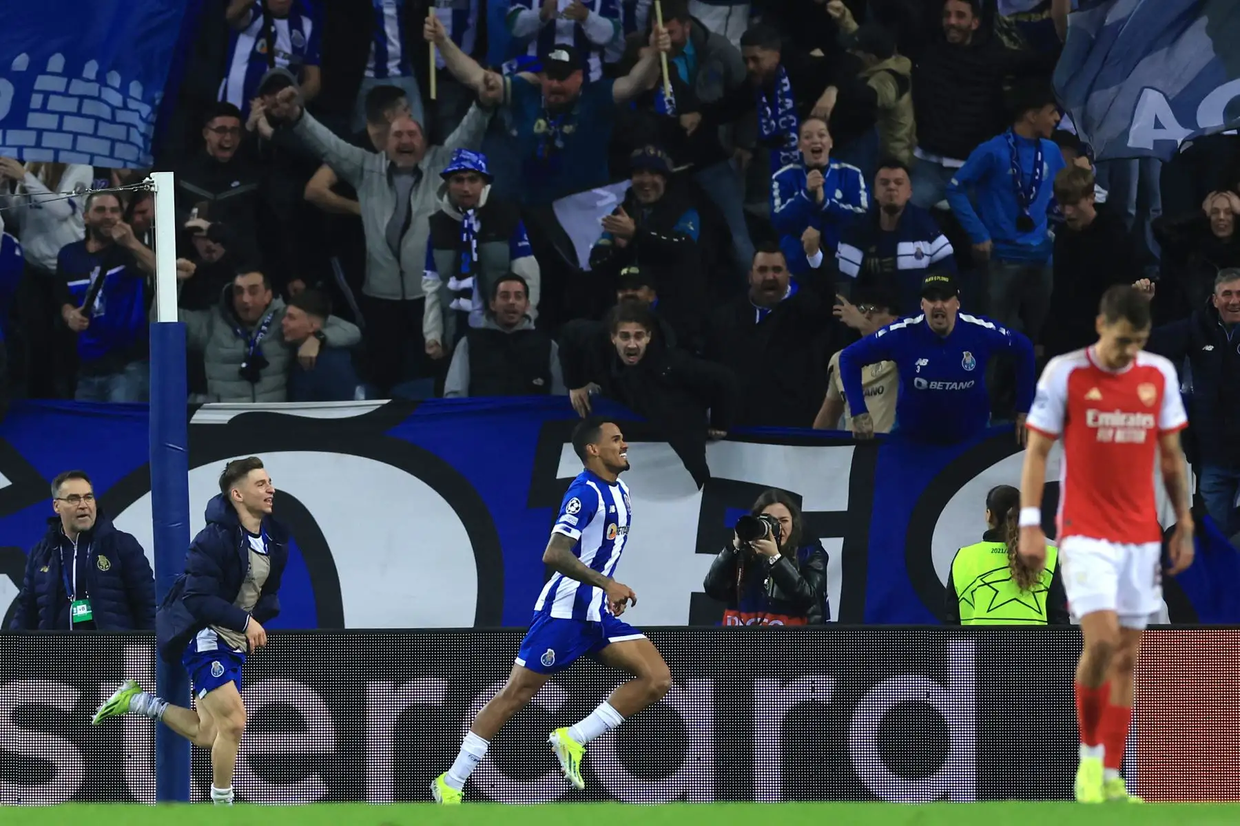 El centrocampista brasileño  del FC Porto, Wenderson Galeno, celebra marcar un gol durante el partido de ida de los octavos de final de la Liga de Campeones de la UEFA entre el FC Porto y el Arsenal FC en el estadio Dragao de Oporto.
Foto: AFP