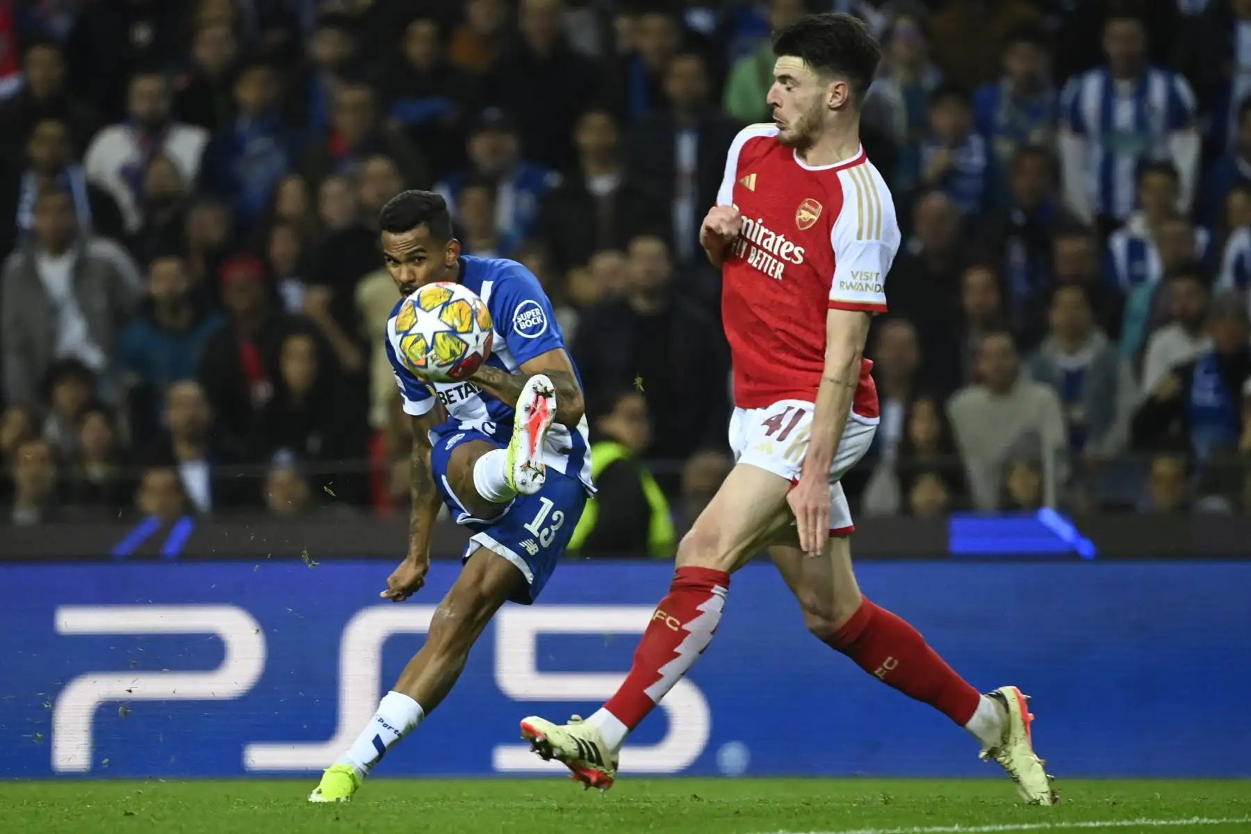 El centrocampista brasileño del FC Porto, Wenderson Galeno dispara y marca un gol durante el partido de ida de los últimos 16 años de la Liga de Campeones de la UEFA entre el FC Porto y el Arsenal FC en el estadio Dragao de Oporto.
Foto: AFP