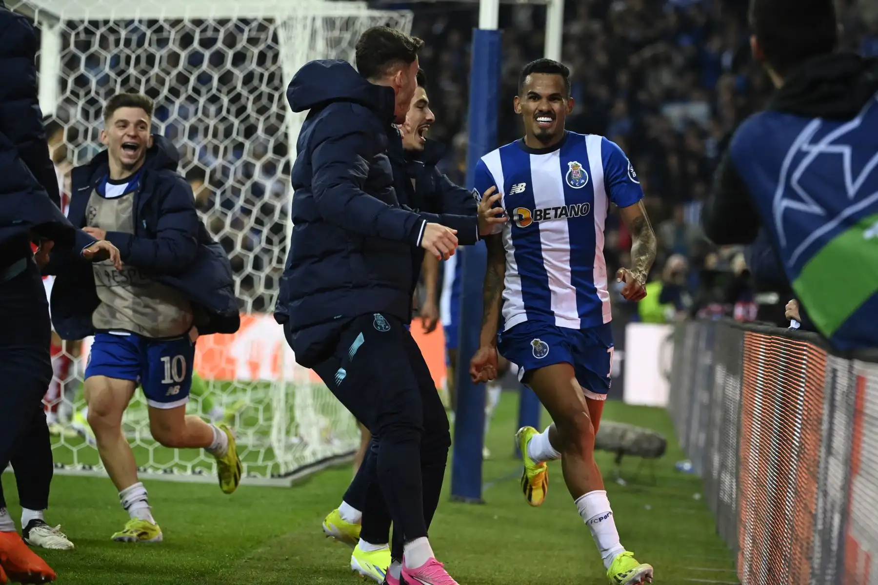 El centrocampista brasileño  del FC Porto, Wenderson Galeno, celebra marcar un gol durante el partido de ida de los octavos de final de la Liga de Campeones de la UEFA entre el FC Porto y el Arsenal FC en el estadio Dragao de Oporto.
Foto: AFP