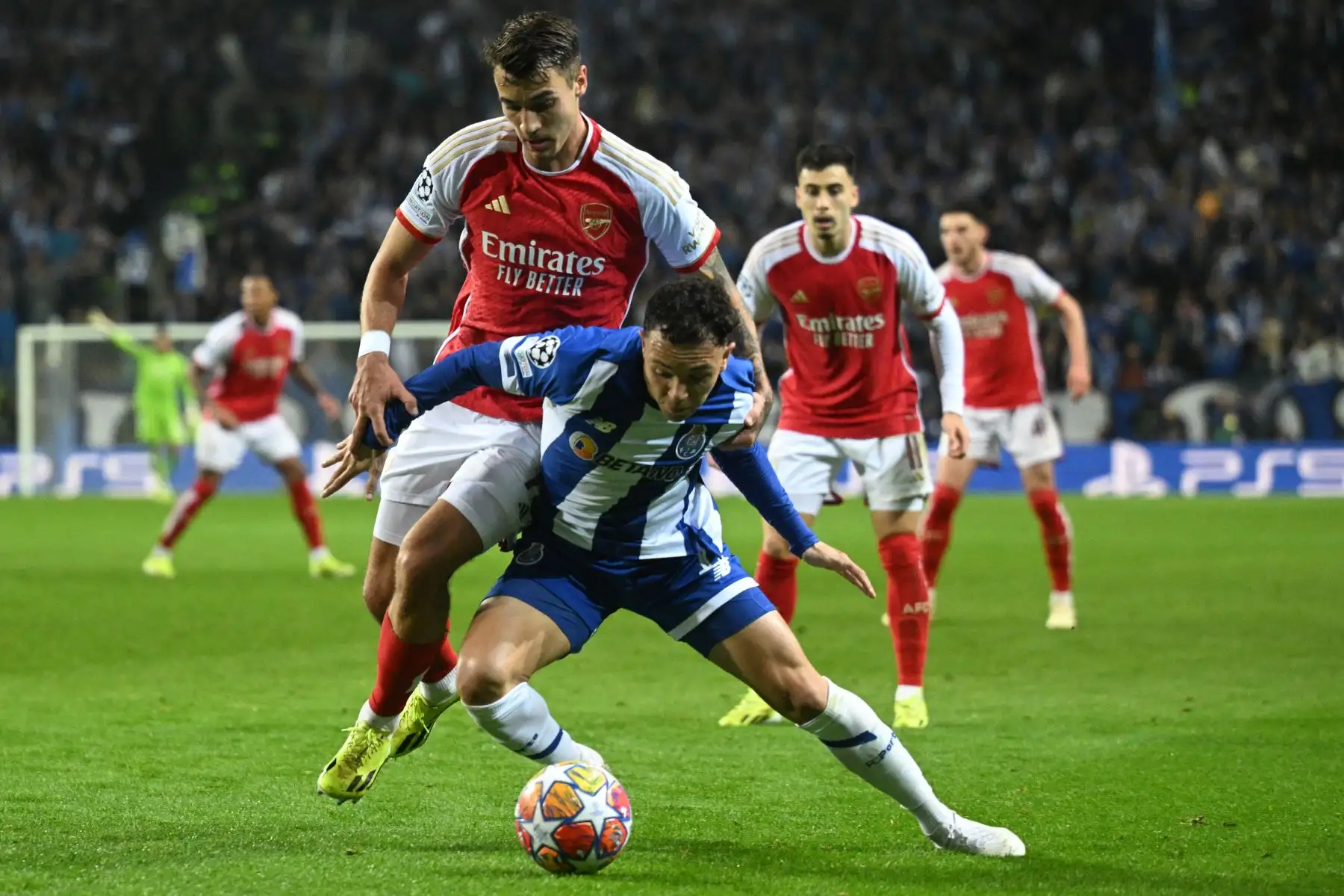 El defensor mexicano del FC Porto, Jorge Sánchez compite con el delantero brasileño del FC Porto, Pepeduring el partido de ida de los octavos de final de la Liga de Campeones de la UEFA entre el FC Porto y el Arsenal FC en el estadio Dragao de Oporto.
Foto: AFP