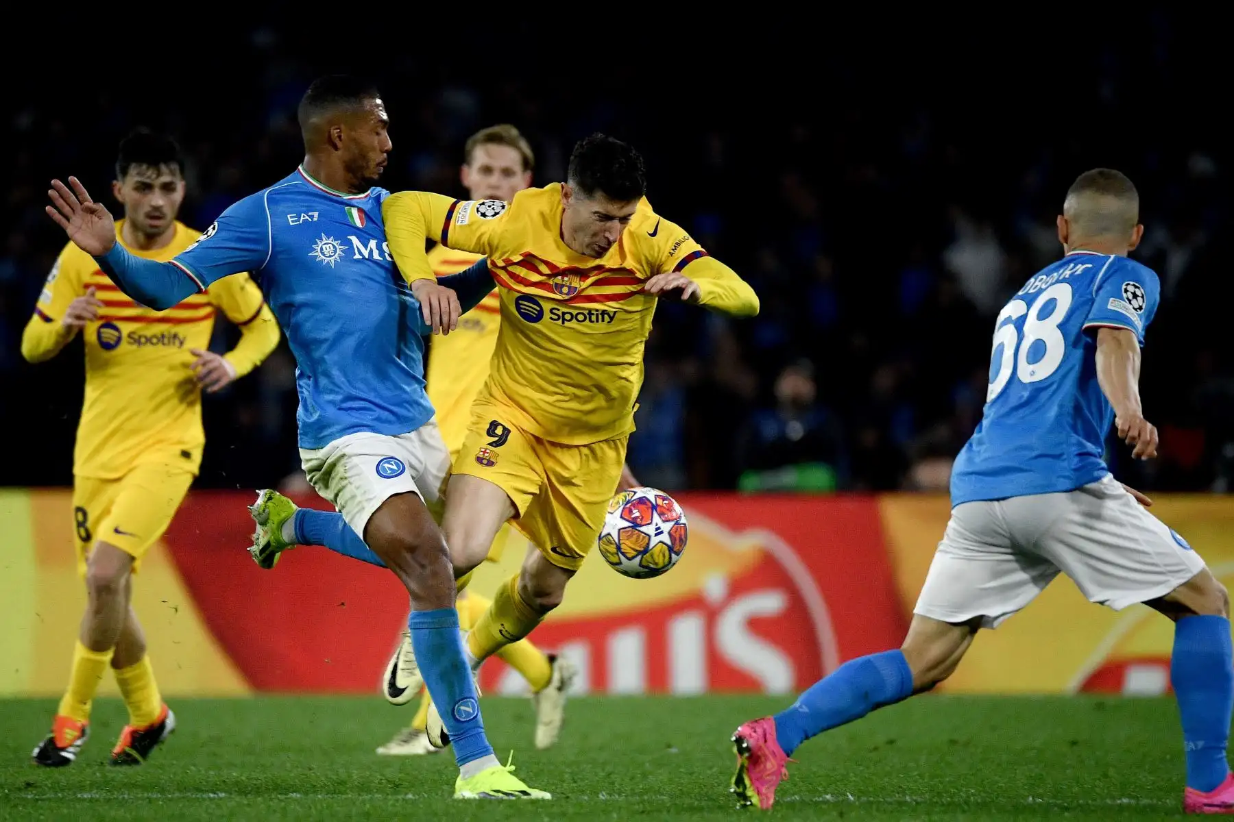 El delantero polaco del Barcelona, Robert Lewandowski compite con el defensa brasileño del Napoli, Jesus  durante el partido de ida de octavos de final de la Liga de Campeones de la UEFA entre Napoli y Barcelona en el estadio Diego-Armando-Maradona de Nápoles.
Foto: AFP