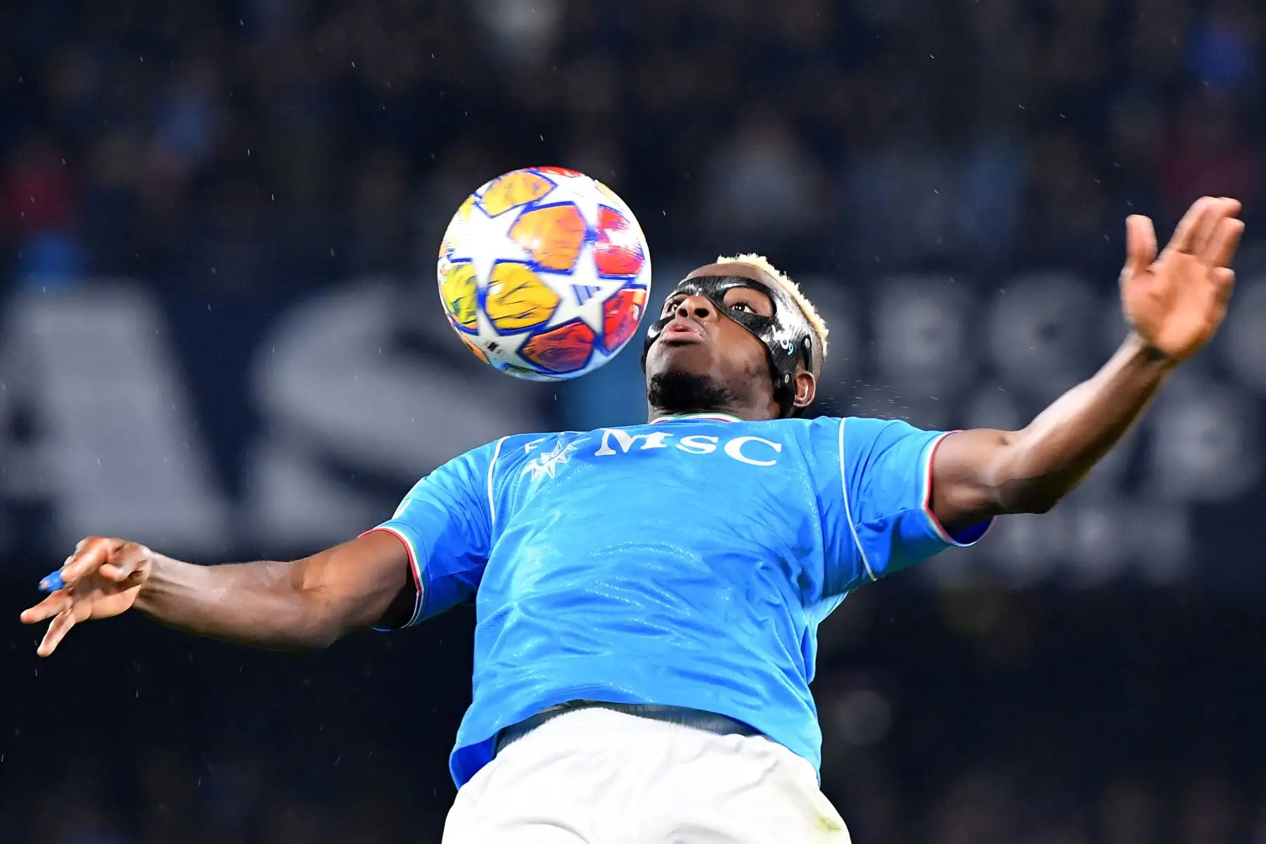 El delantero nigeriano  del Napoli, Victor Osimhen, controla el balón durante el partido de fútbol de ida de octavos de final de la Liga de Campeones de la UEFA entre Napoli y Barcelona en el estadio Diego-Armando-Maradona de Nápoles.
Foto: AFP