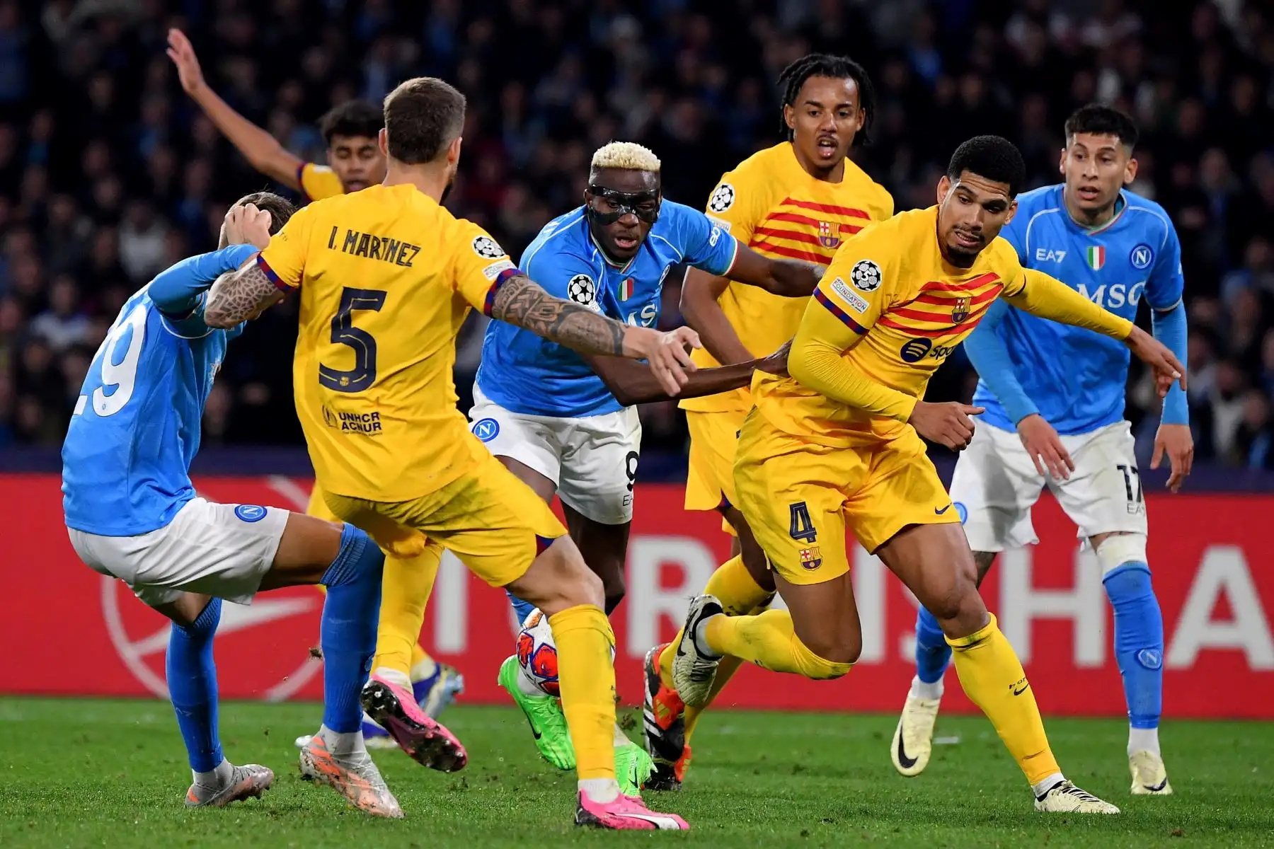 El delantero nigeriano del Napoli,  Victor Osimhen  compite por el balón durante el partido de fútbol de ida de octavos de final de la Liga de Campeones de la UEFA entre Napoli y Barcelona en el estadio Diego-Armando-Maradona de Nápoles.
Foto: AFP