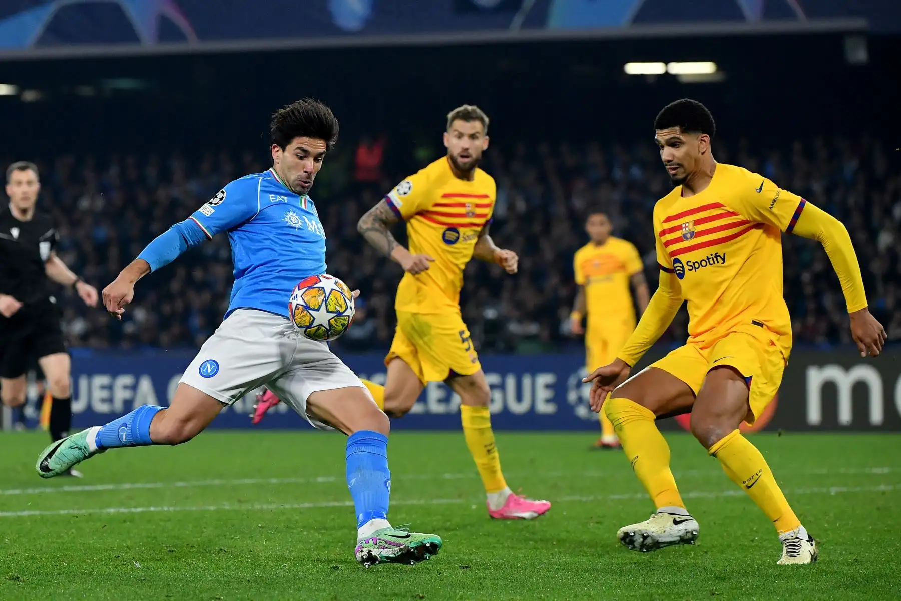 El delantero argentino del Napoli, Giovanni Simeone dispara durante el partido de fútbol de ida de octavos de final de la Liga de Campeones de la UEFA entre Napoli y Barcelona en el estadio Diego-Armando-Maradona de Nápoles.
Foto: AFP