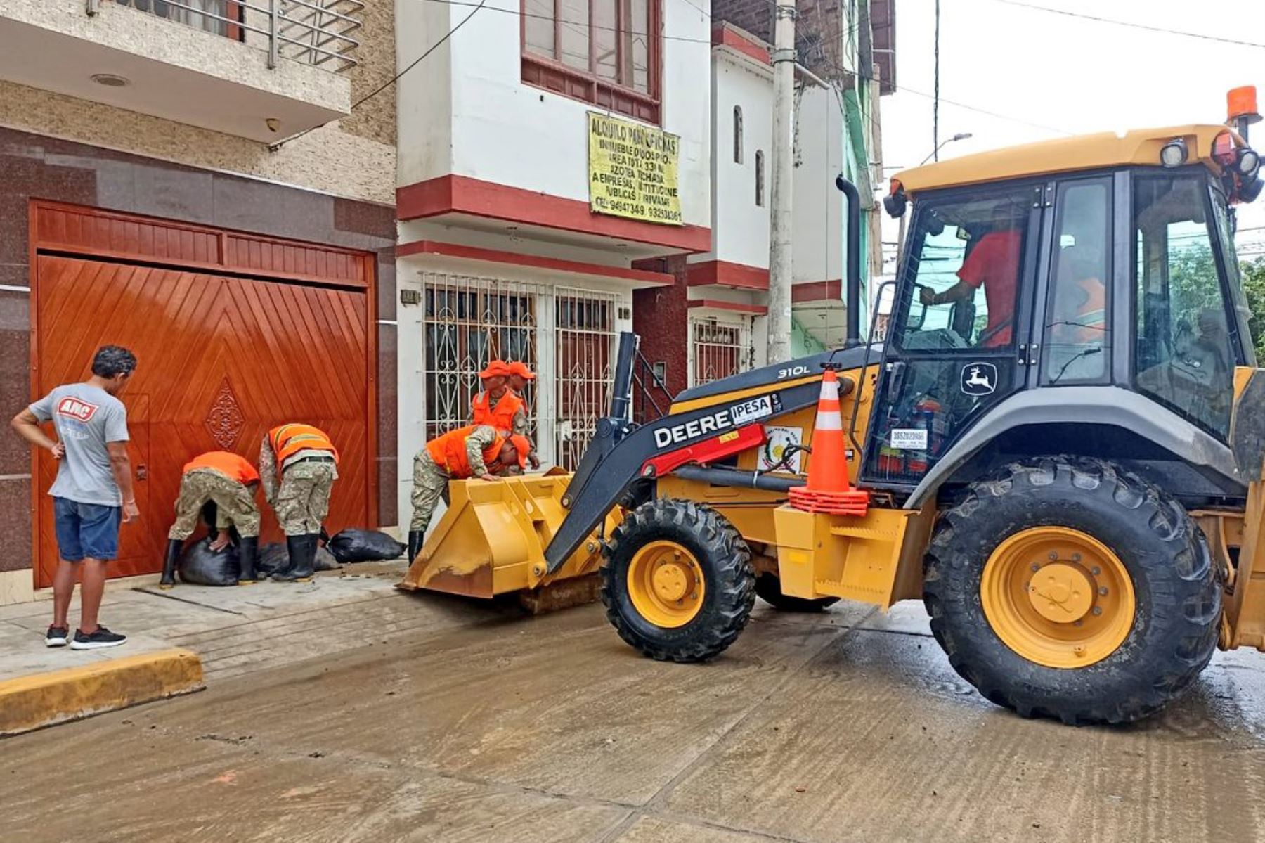 En Tumbes, en calle malecón Benavides, personal del Batallón de Ingeniería de Combate N° 1 del Ejercito del Perú, realizan trabajos de limpieza de calles y colocación de sacos  en viviendas para impedir el ingreso de agua ante las lluvias.
Foto: Mindef