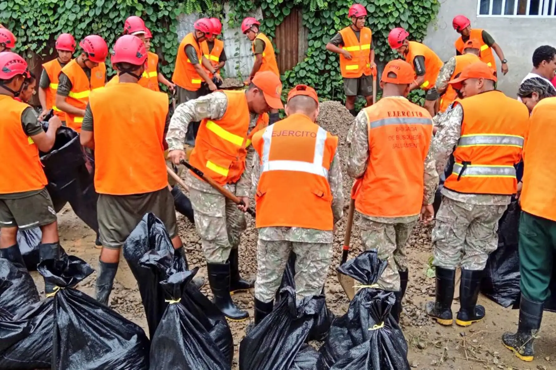 En Tumbes, en calle malecón Benavides, personal del Batallón de Ingeniería de Combate N° 1 del Ejercito del Perú, realizan trabajos de limpieza de calles y colocación de sacos  en viviendas para impedir el ingreso de agua ante las lluvias.
Foto: Mindef