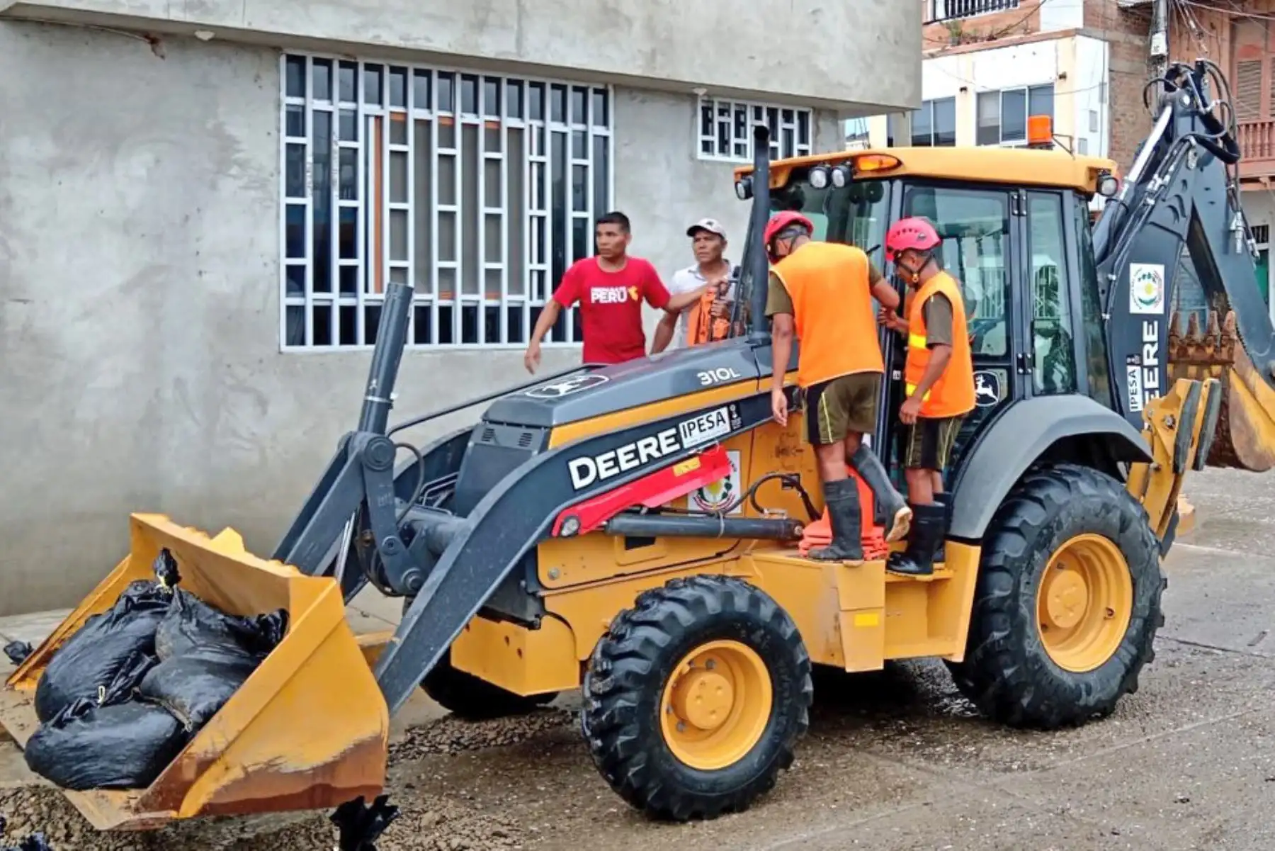 En Tumbes, en calle malecón Benavides, personal del Batallón de Ingeniería de Combate N° 1 del Ejercito del Perú, realizan trabajos de limpieza de calles y colocación de sacos  en viviendas para impedir el ingreso de agua ante las lluvias.
Foto: Mindef