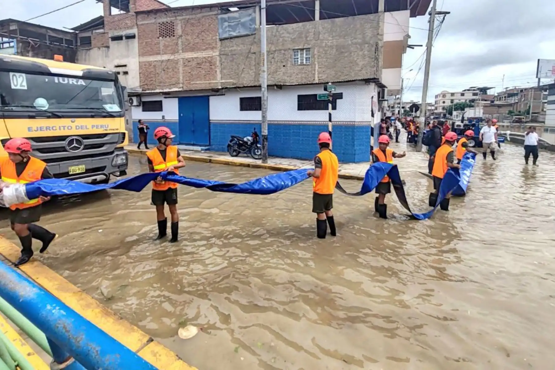 En el sector Parque El Beso, personal del Batallón de Infantería Motorizado N° 23 del  Ejercito de  Perú apoya en las labores de drenaje de las aguas estancadas acumulada en la zona. 
Foto: Mindef