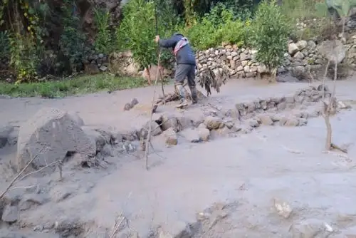 La situación es crítica porque los pobladores están arriesgando sus vidas al cruzar el río sosteniéndose con palos.