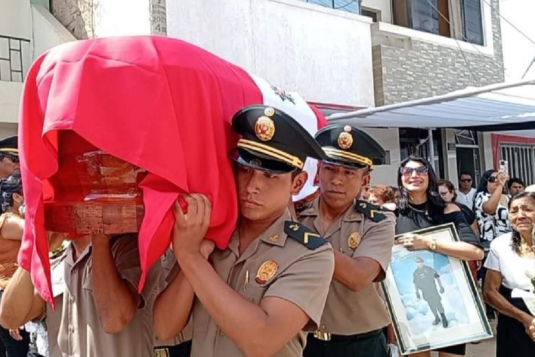 El heroico policía Juan Carlos Hernández Vásquez, asesinado el último lunes por delincuentes que asaltaron una ferretería en el distrito de Lagunas región Lambayeque, fue enterrado en el cementerio Esperanza Eterna del distrito de José Leonardo Ortiz, donde recibió todos los honores por la sacrificada acción que realizó en cumplimiento de su deber.