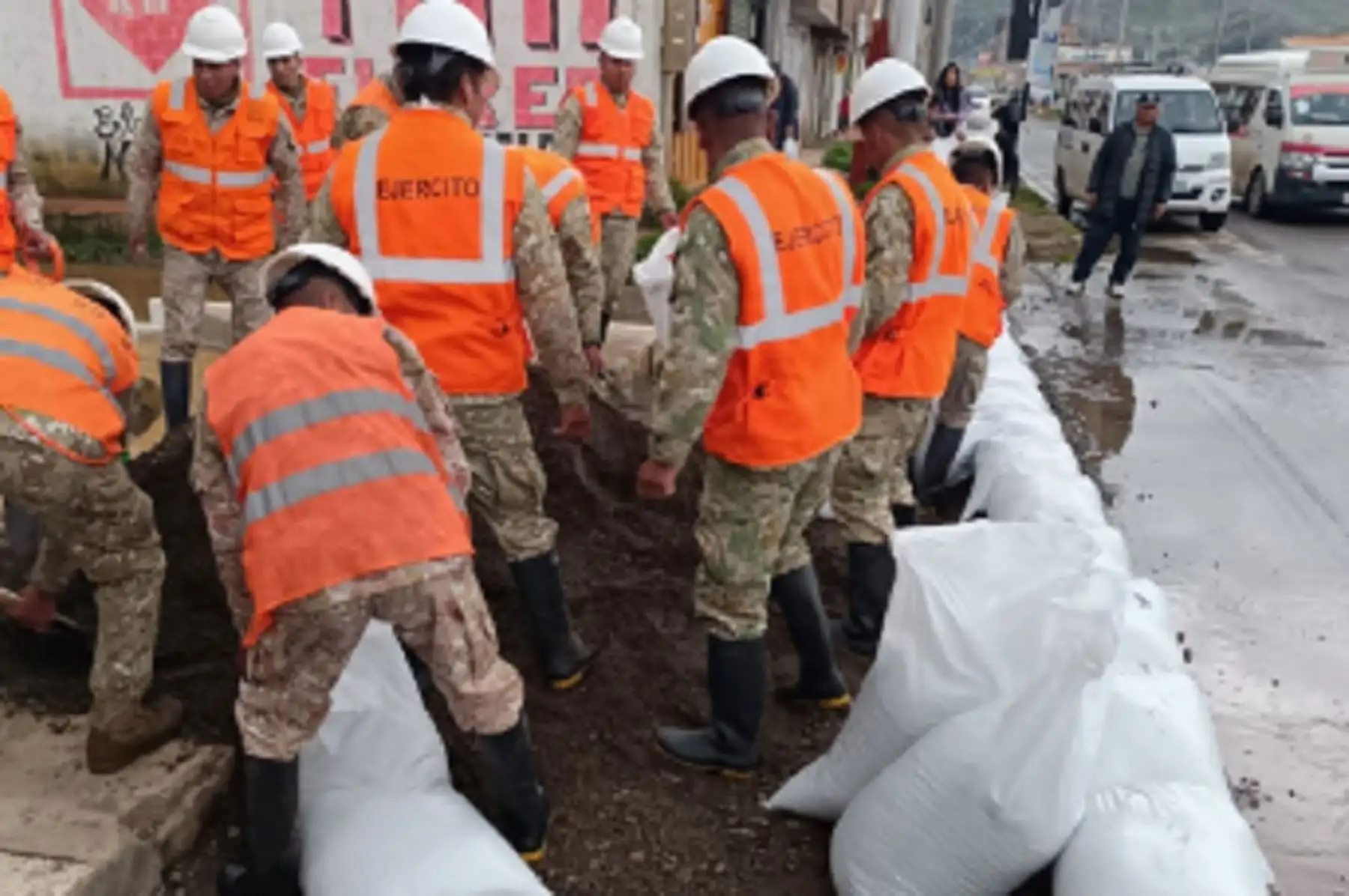 Tras la fuerte granizada e intensas lluvias que se vienen registrando en diversas partes de la región Puno, el personal militar de las Compañías de Intervención Rápida para Desastres de la Cuarta Brigada de Montaña del Ejército viene apoyando en el mantenimiento y despeje de avenidas y carreteras que se encuentran intransitables, además de asistir a las familias que fueron afectadas por el ingreso de agua en sus viviendas.