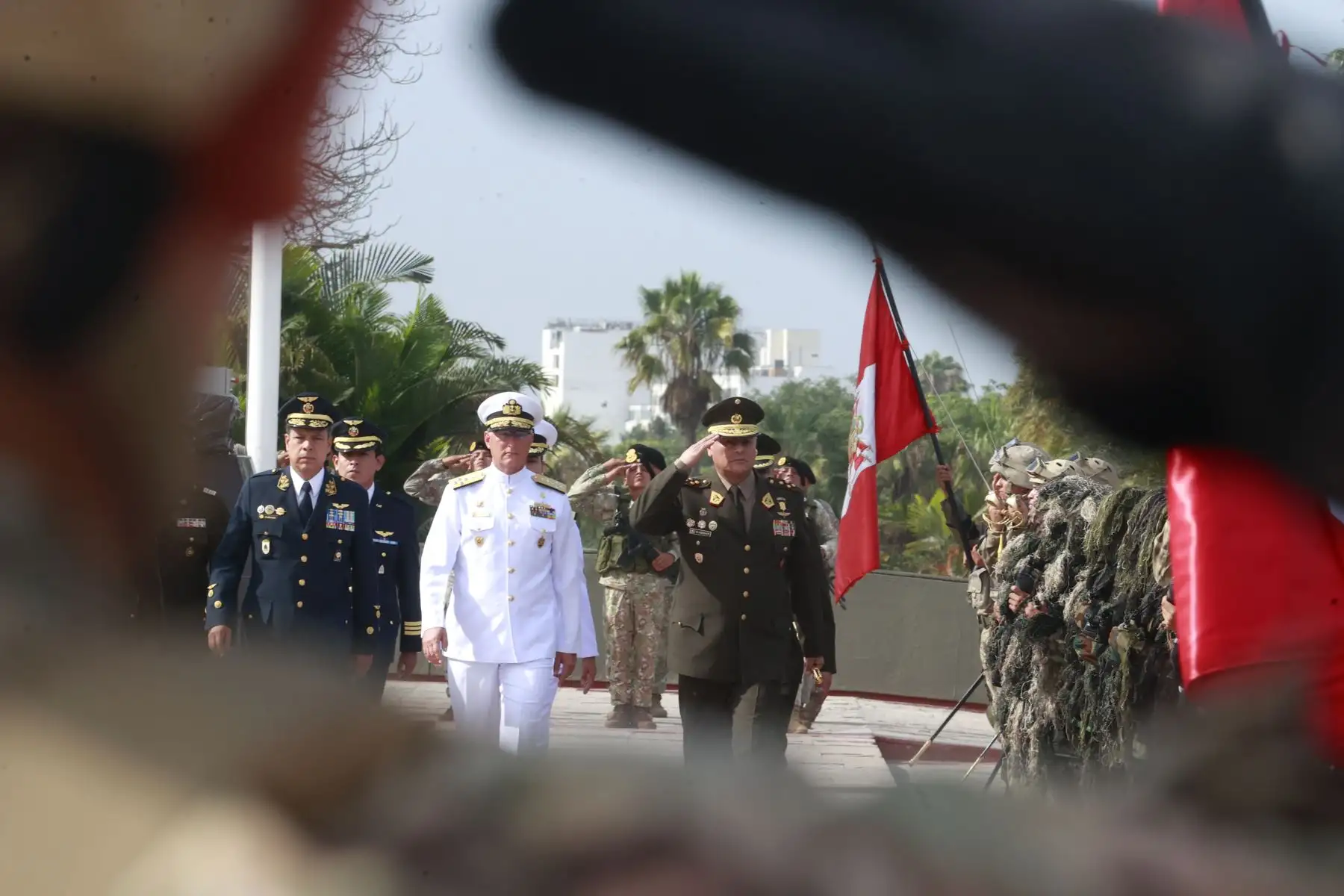 Durante la ceremonia, el ministro Astudillo junto al jefe del Comando Conjunto de las FF.AA. y los altos mandos mandos colocaron una ofrenda floral en honor a soldados, marinos y aviadores quienes demostraron sacrificio y amor por defender el territorio patrio.
Foto: ANDINA/ Vidal Tarqui