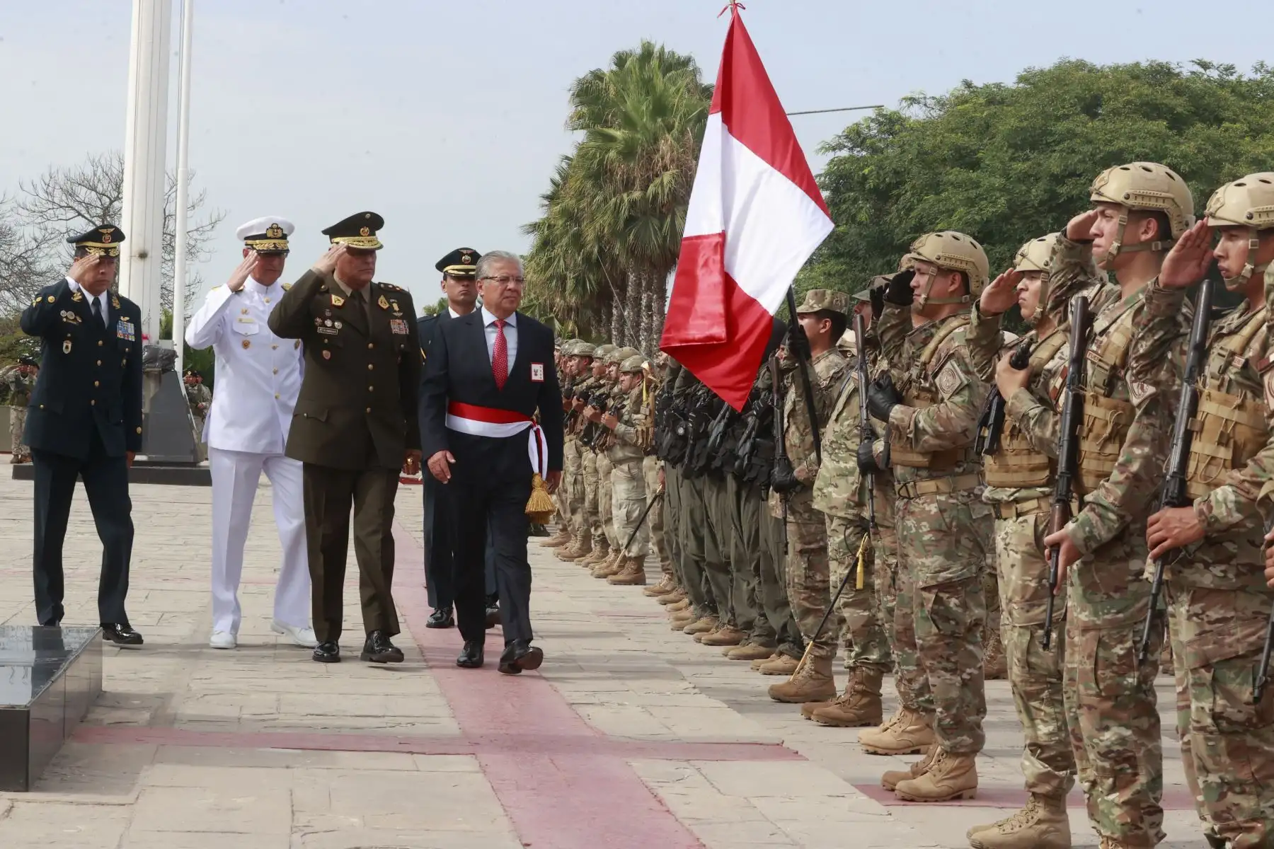 El ministro de Defensa, Walter Astudillo, presidió la ceremonia por el 29° aniversario de las operaciones del Alto Cenepa, que culminaron con la consolidación de la paz entre el Perú y el Ecuador.
Foto: ANDINA/ Vidal Tarqui