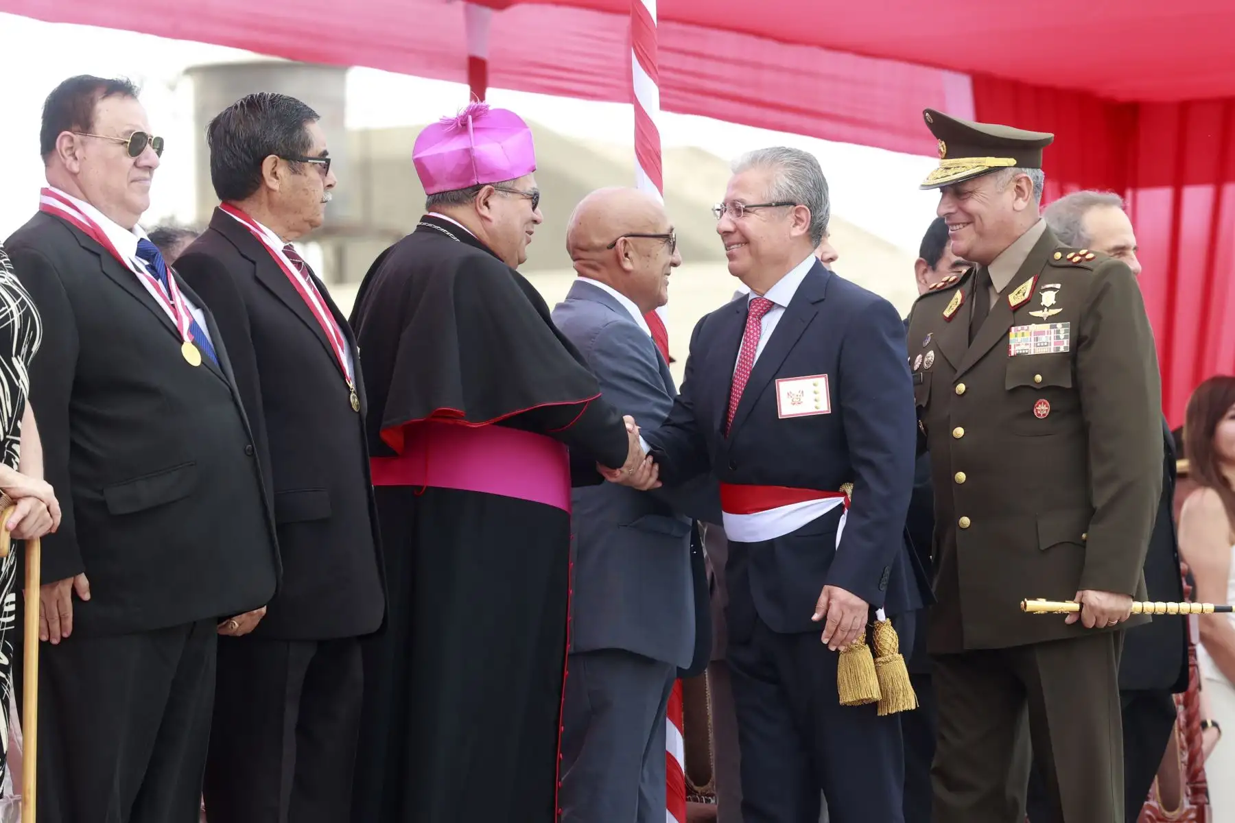 El ministro de Defensa, Walter Astudillo, presidió la ceremonia por el 29° aniversario de las operaciones del Alto Cenepa, que culminaron con la consolidación de la paz entre el Perú y el Ecuador.
Foto: ANDINA/ Vidal Tarqui