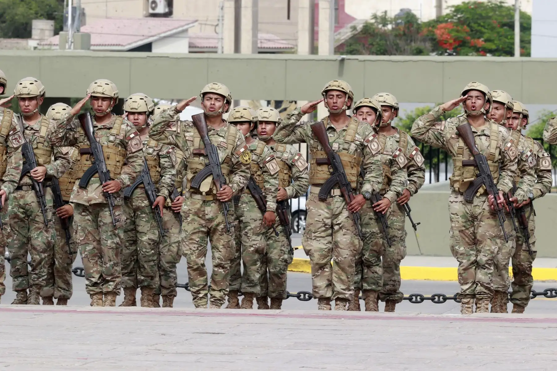 El evento se desarrolló en el Cuartel General del Ejército del Perú, en el distrito de San Borja, donde también estuvieron presentes el viceministro de Seguridad Pública del Ministerio del Interior, Julio Díaz; y los congresistas Roberto Chiabra y José Williams Zapata.
Foto: ANDINA/ Vidal Tarqui