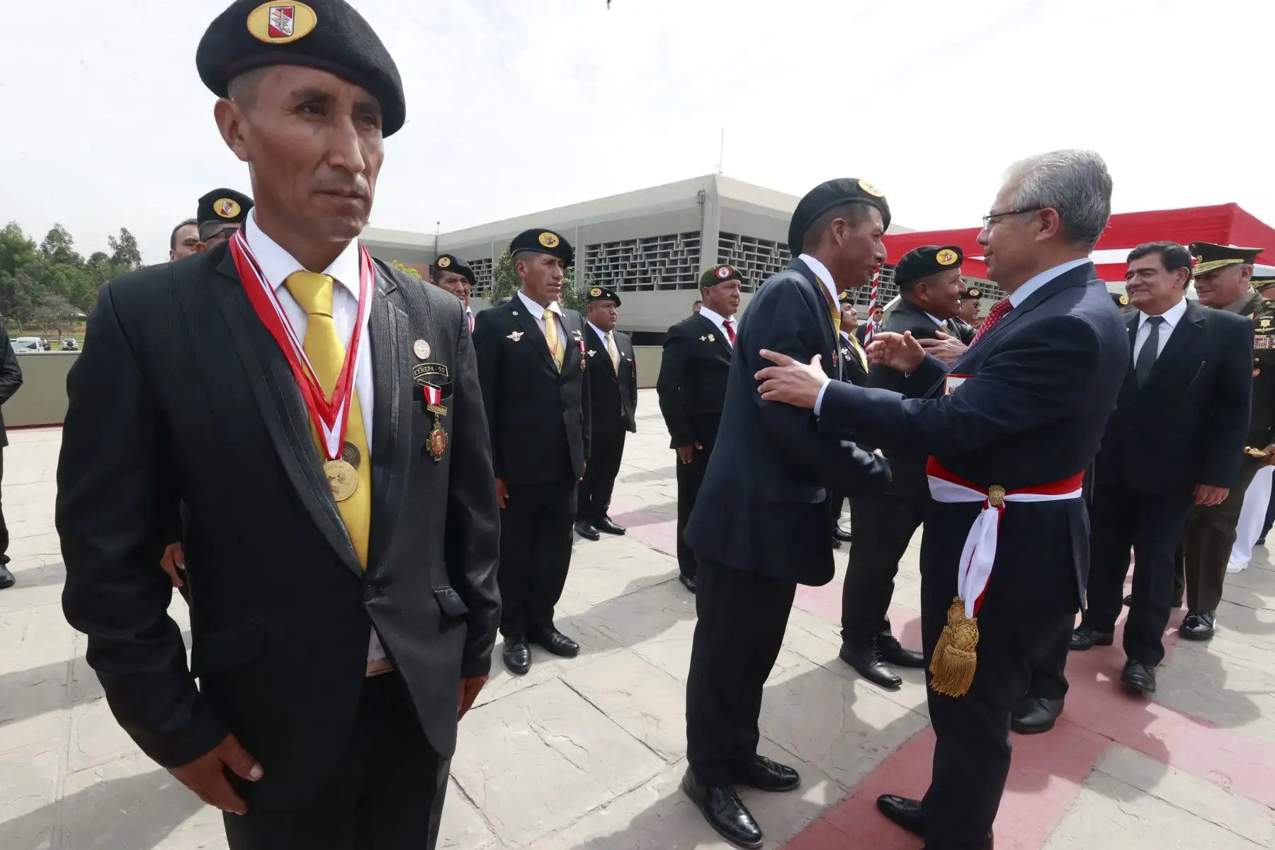 Durante la ceremonia, el ministro Astudillo junto al jefe del Comando Conjunto de las FF. AA. y los altos mandos colocaron una ofrenda floral en honor a soldados, marinos y aviadores, quienes demostraron sacrificio y amor por defender el territorio patrio.
Foto: ANDINA/ Vidal Tarqui