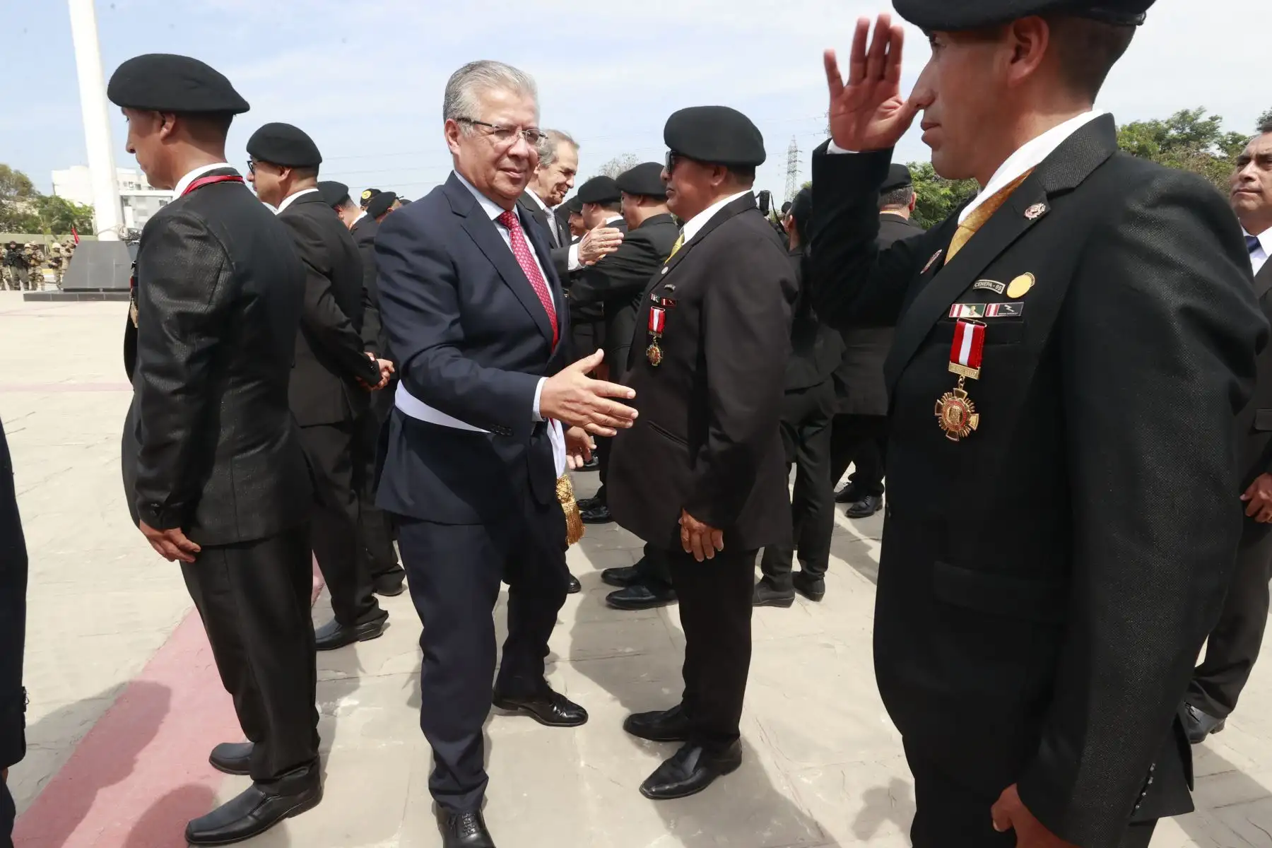 Durante la ceremonia, el ministro Astudillo junto al jefe del Comando Conjunto de las FF. AA. y los altos mandos colocaron una ofrenda floral en honor a soldados, marinos y aviadores, quienes demostraron sacrificio y amor por defender el territorio patrio.
Foto: ANDINA/ Vidal Tarqui
