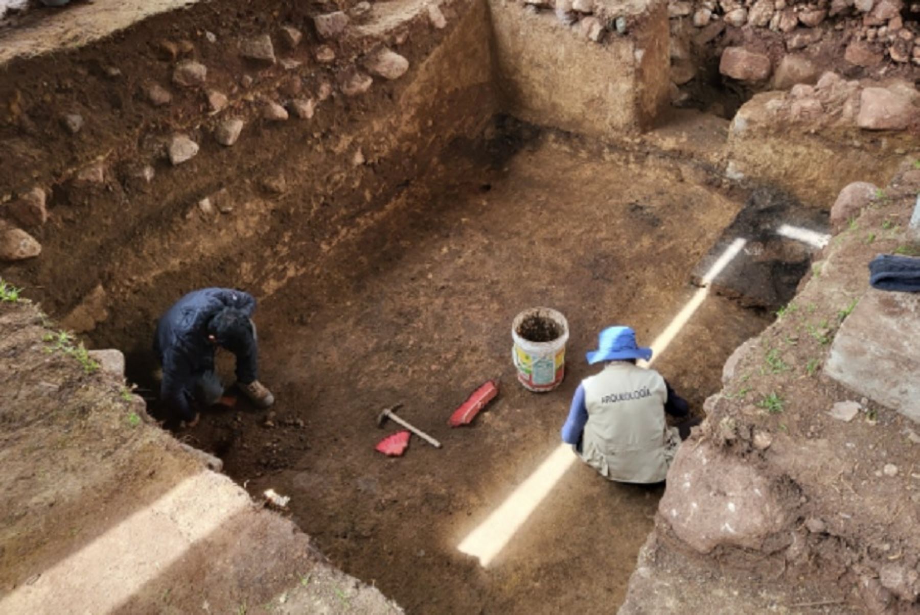 Arqueólogos peruanos descubrieron un recinto enlucido de color blanco, perteneciente al periodo Formativo, en la parte alta del templo ceremonial de Rurupa, ubicado en el distrito de Ancohuallo, provincia de Chincheros, departamento de Apurímac.