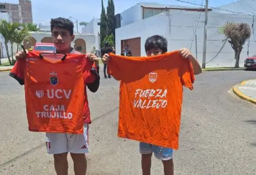 Decenas de hinchas llegaron desde muy temprano al aeropuerto internacional Capitán Carlos Martínez de Pinillos de Trujillo, en la región La Libertad, para saludar u obtener un autógrafo de su ídolo Paolo Guerrero Gonzales, quien llegó esta mañana para unirse al Club César Vallejo por la temporada 2024. Foto: Luis Puell Zapata