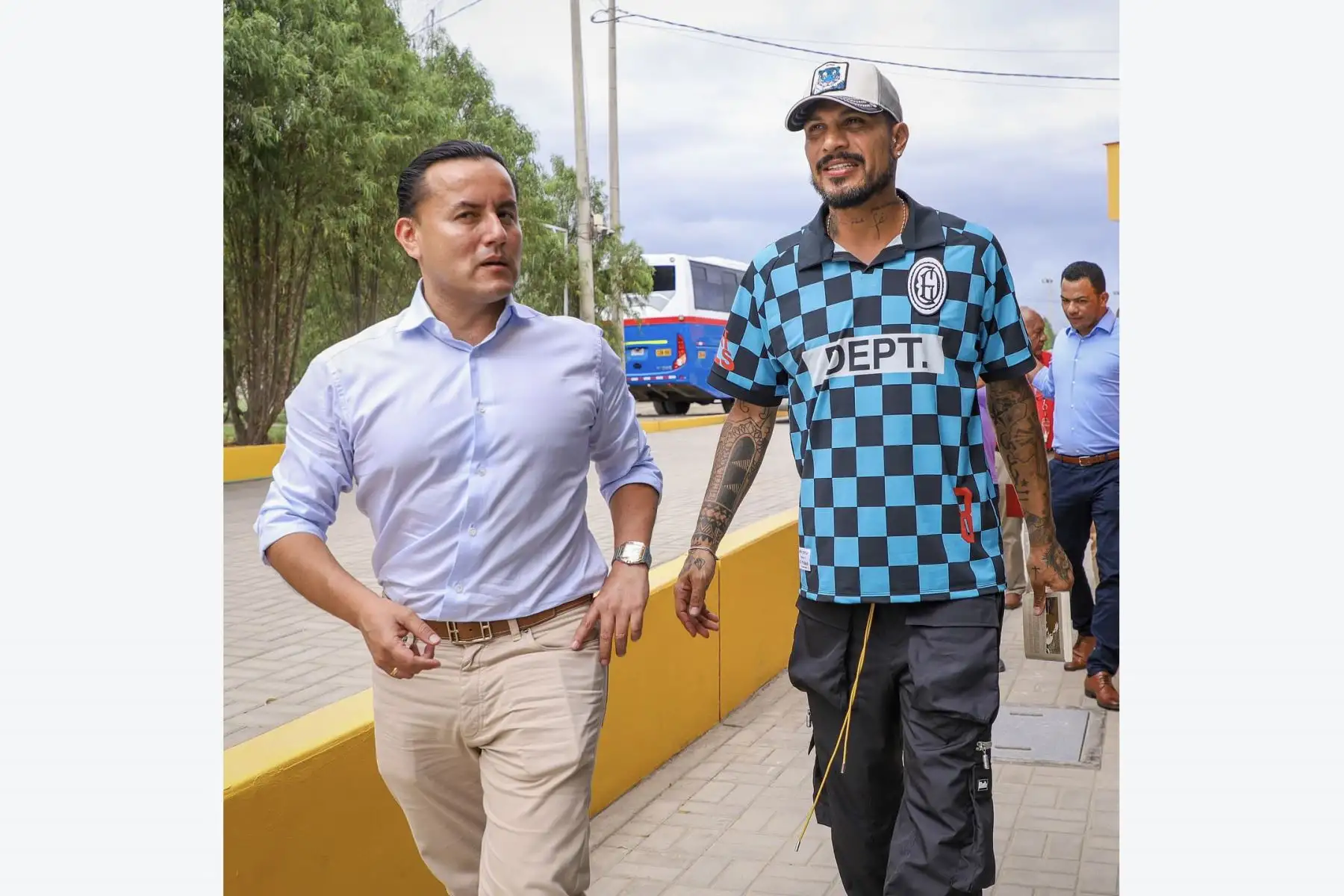 El entrenador de la Universidad César Vallejo (UCV), Roberto Mosquera, da la bienvenida al delantero peruano Paolo Guerrero a las instalaciones de su nuevo club. La llegada del 