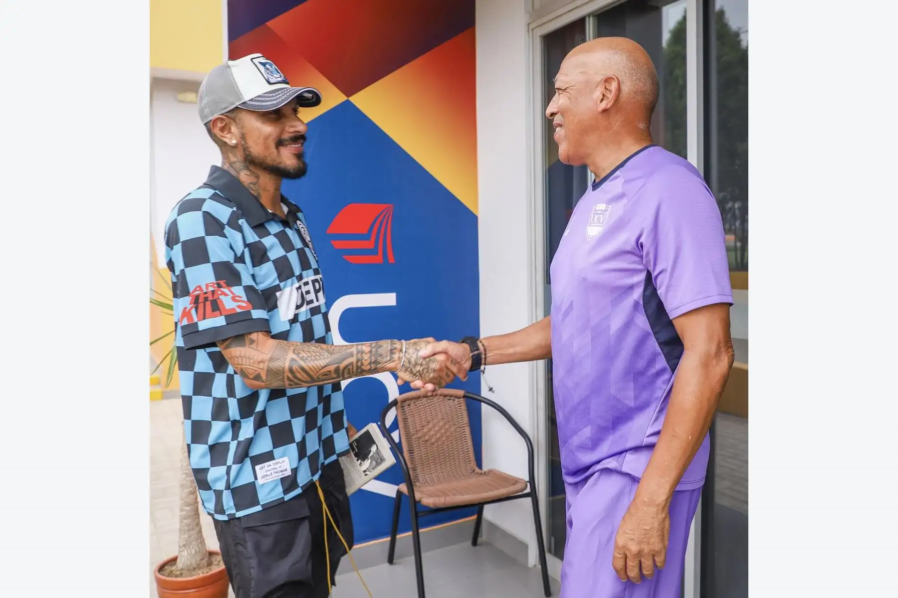 El entrenador de la Universidad César Vallejo (UCV), Roberto Mosquera, da la bienvenida al delantero peruano Paolo Guerrero a las instalaciones de su nuevo club. La llegada del 