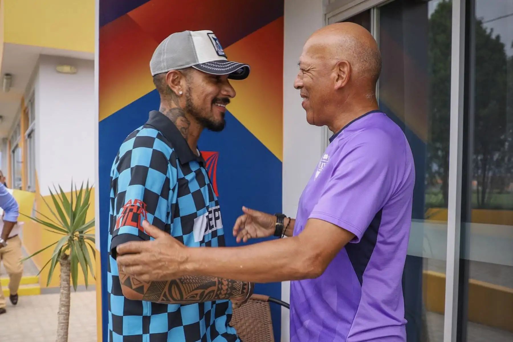 El entrenador de la Universidad César Vallejo (UCV), Roberto Mosquera, da la bienvenida al delantero peruano Paolo Guerrero a las instalaciones de su nuevo club. La llegada del 