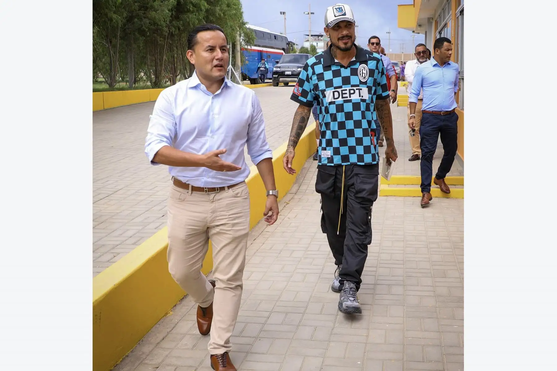 El entrenador de la Universidad César Vallejo (UCV), Roberto Mosquera, da la bienvenida al delantero peruano Paolo Guerrero a las instalaciones de su nuevo club. La llegada del 