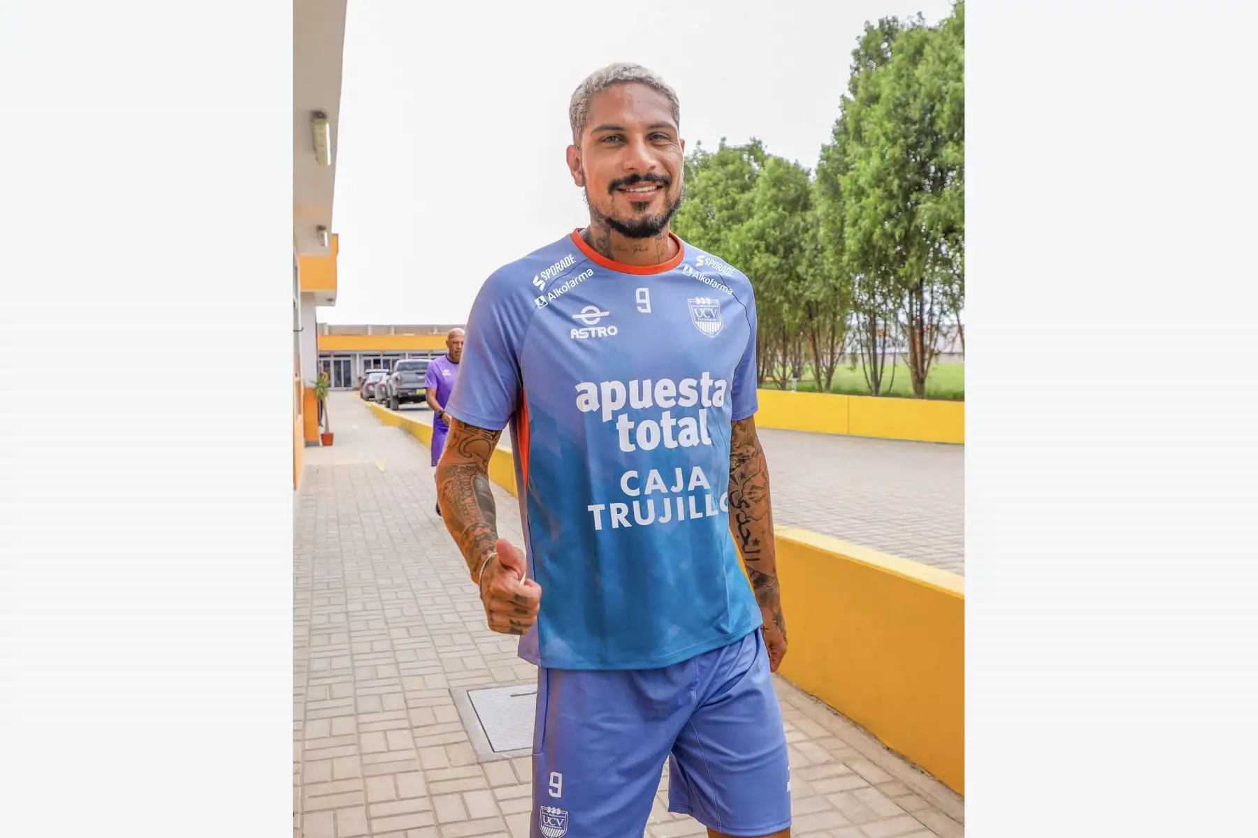 El entrenador de la Universidad César Vallejo (UCV), Roberto Mosquera, da la bienvenida al delantero peruano Paolo Guerrero a las instalaciones de su nuevo club. La llegada del 