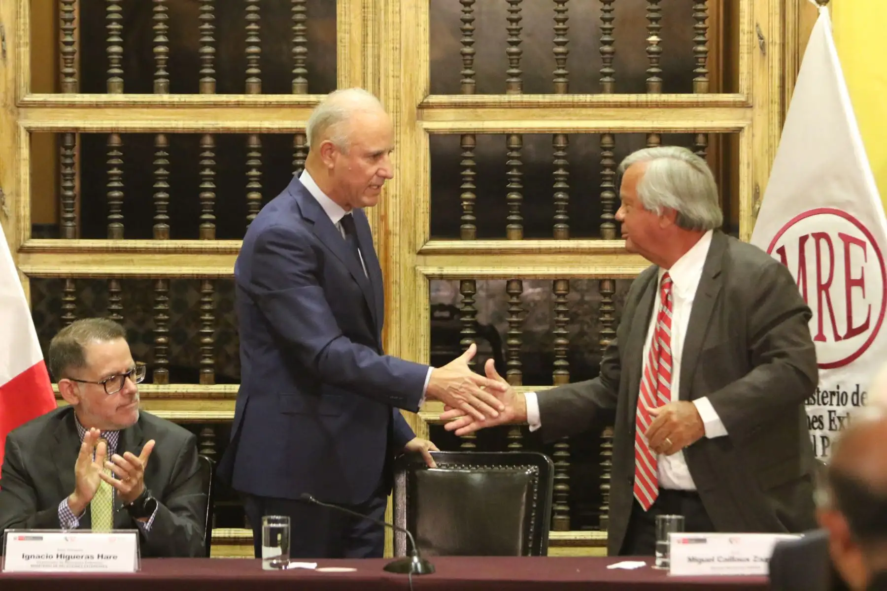 El ministro de Relaciones Exteriores, Javier González-Olaechea Franco, presidió la ceremonia de entrega del certificado ISO 9001 por los servicios de legalización y apostilla de documentos públicos que realiza el Ministerio de Relaciones Exteriores. El acto se llevó a cabo en el Palacio de Torre Tagle.
Foto: ANDINA/Héctor Vinces