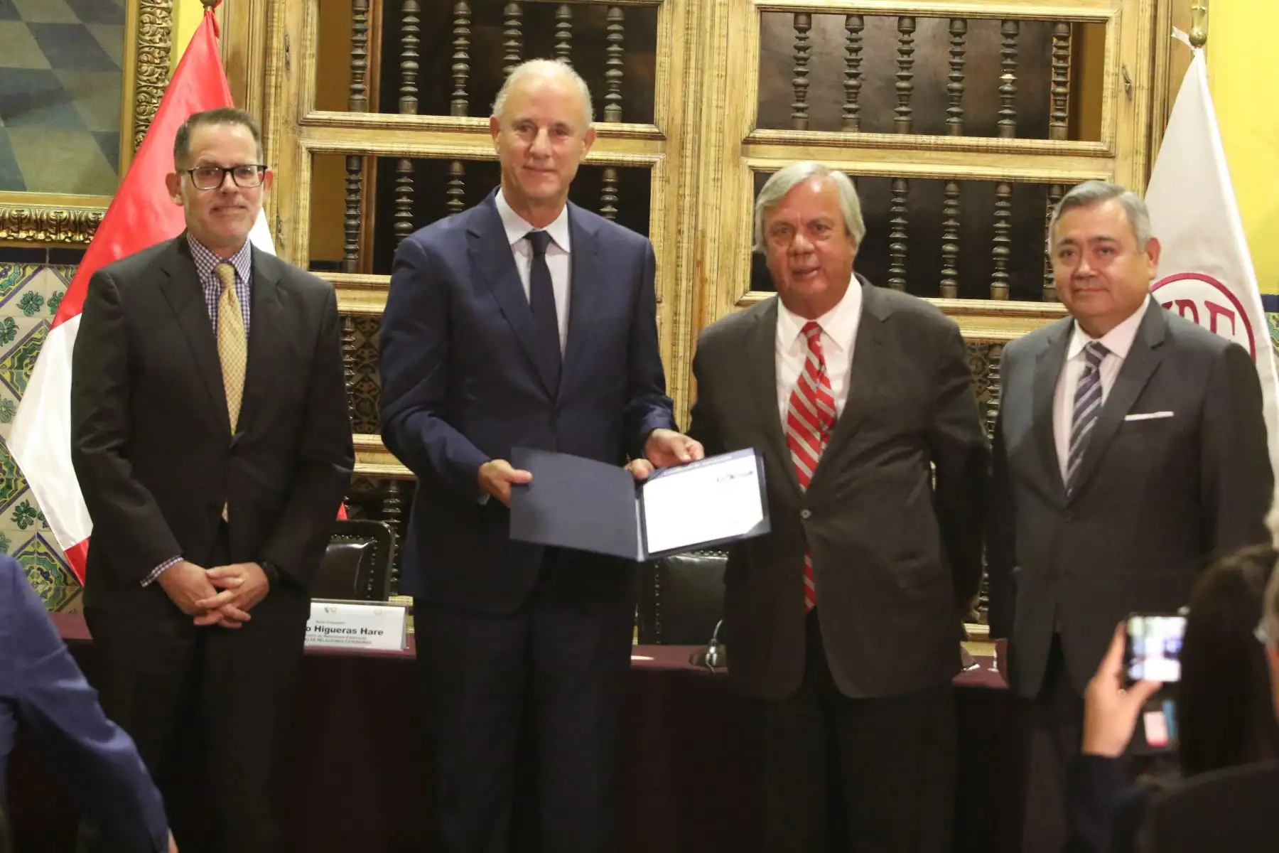 El ministro de Relaciones Exteriores, Javier González-Olaechea Franco, presidió la ceremonia de entrega del certificado ISO 9001 por los servicios de legalización y apostilla de documentos públicos que realiza el Ministerio de Relaciones Exteriores. El acto se llevó a cabo en el Palacio de Torre Tagle.
Foto: ANDINA/Héctor Vinces