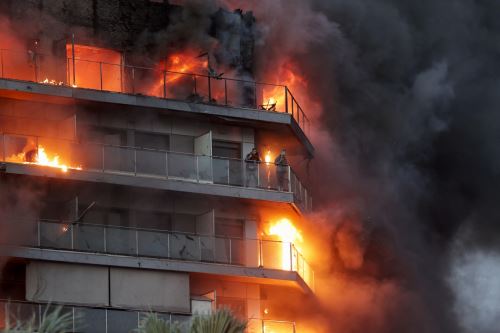 España: gran incendio devora edificio de viviendas y deja 13 heridos en Valencia
