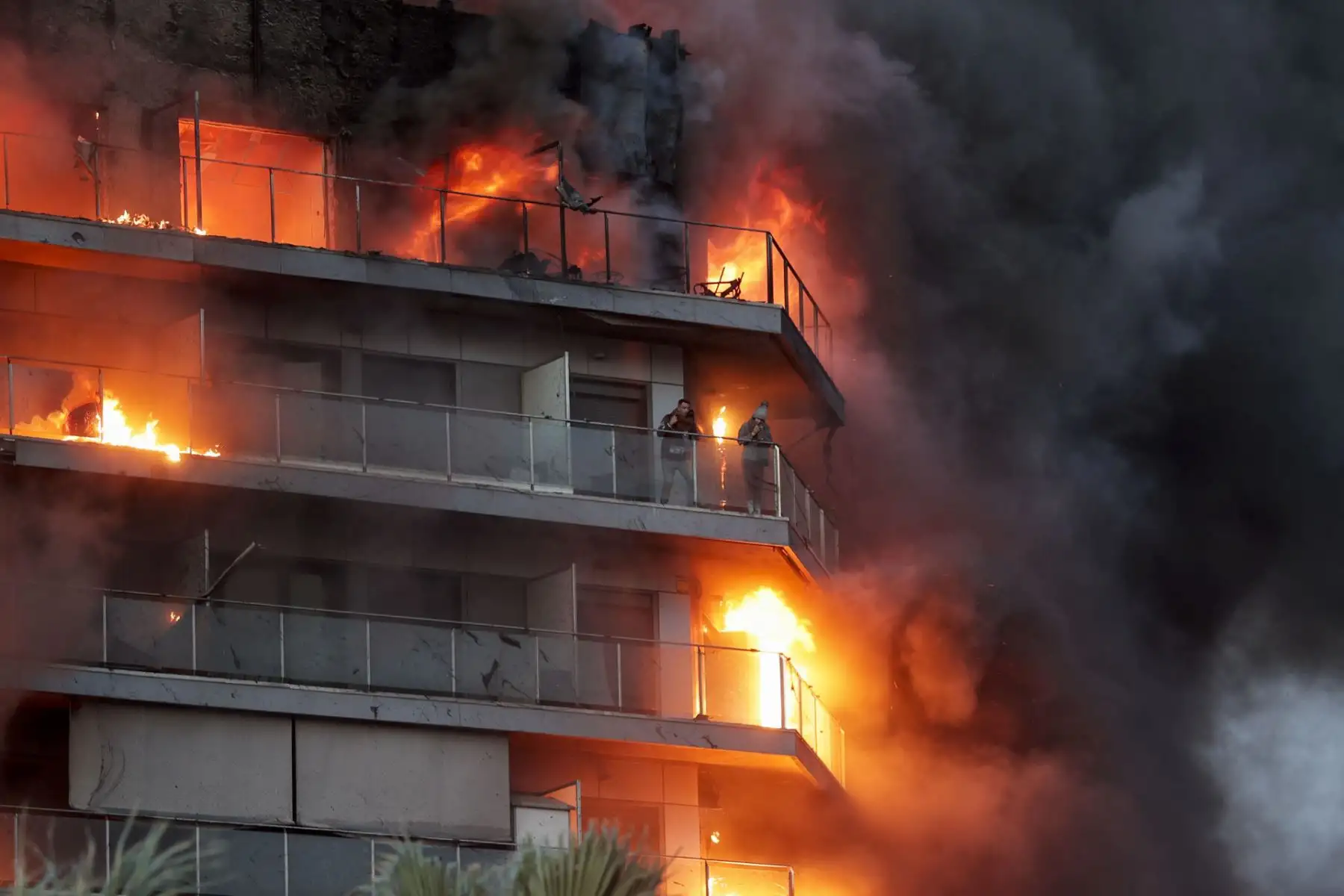 Dos personas aguardan en el balcón a ser rescatadas en el incendio declarado sobre las cinco y media de esta tarde en un quinto piso de un edificio de viviendas de València que ha afectado totalmente al inmueble y se ha propagado a otro anexo, y los bomberos intentan aún rescatar a vecinos desde los balcones.
Foto: EFE