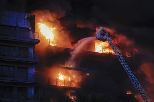 Varias compañías de bomberos se movilizaron para luchar contra el fuego en un edificio en Valencia. Foto: EFE