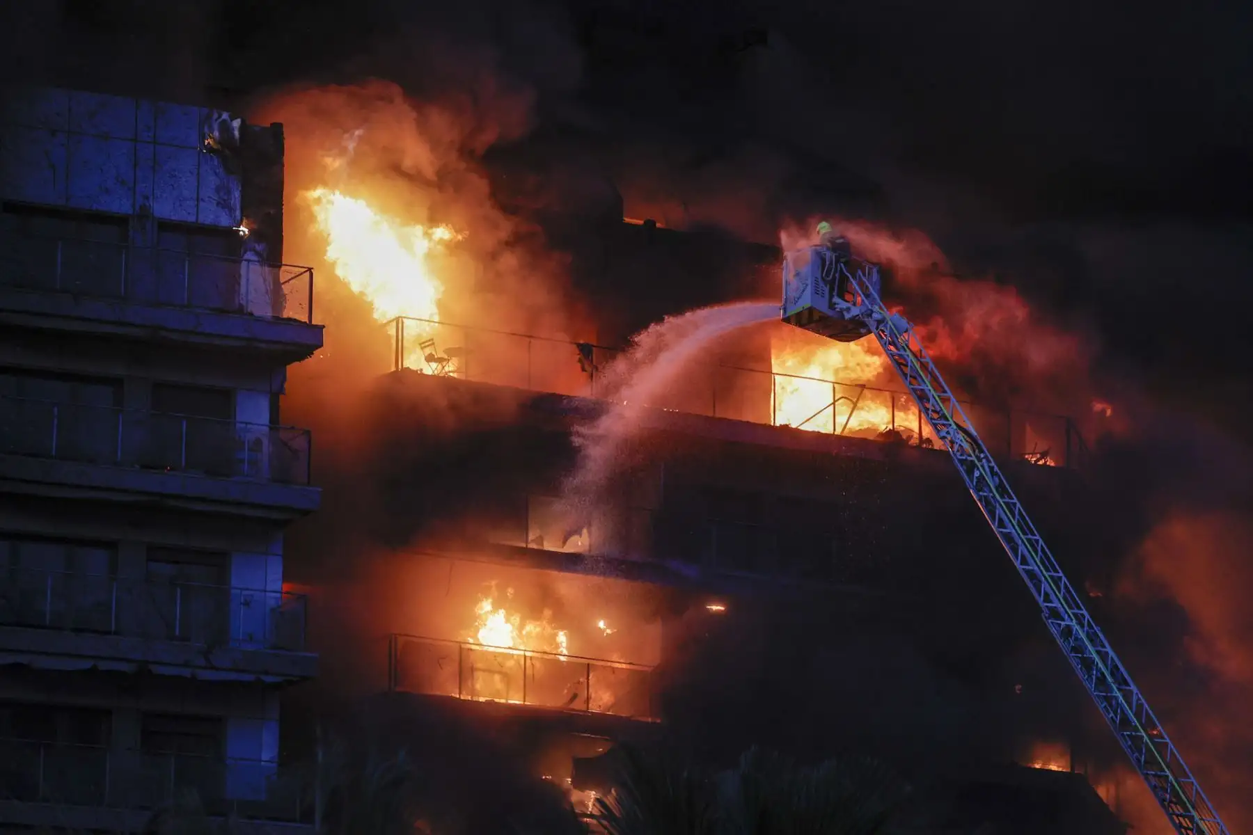 Bomberos trabajan en el incendio declarado sobre las cinco y media de esta tarde en un quinto piso de un edificio de viviendas de València que ha afectado totalmente al inmueble y se ha propagado a otro anexo, y los bomberos intentan aún rescatar a vecinos desde los balcones.
Foto: EFE