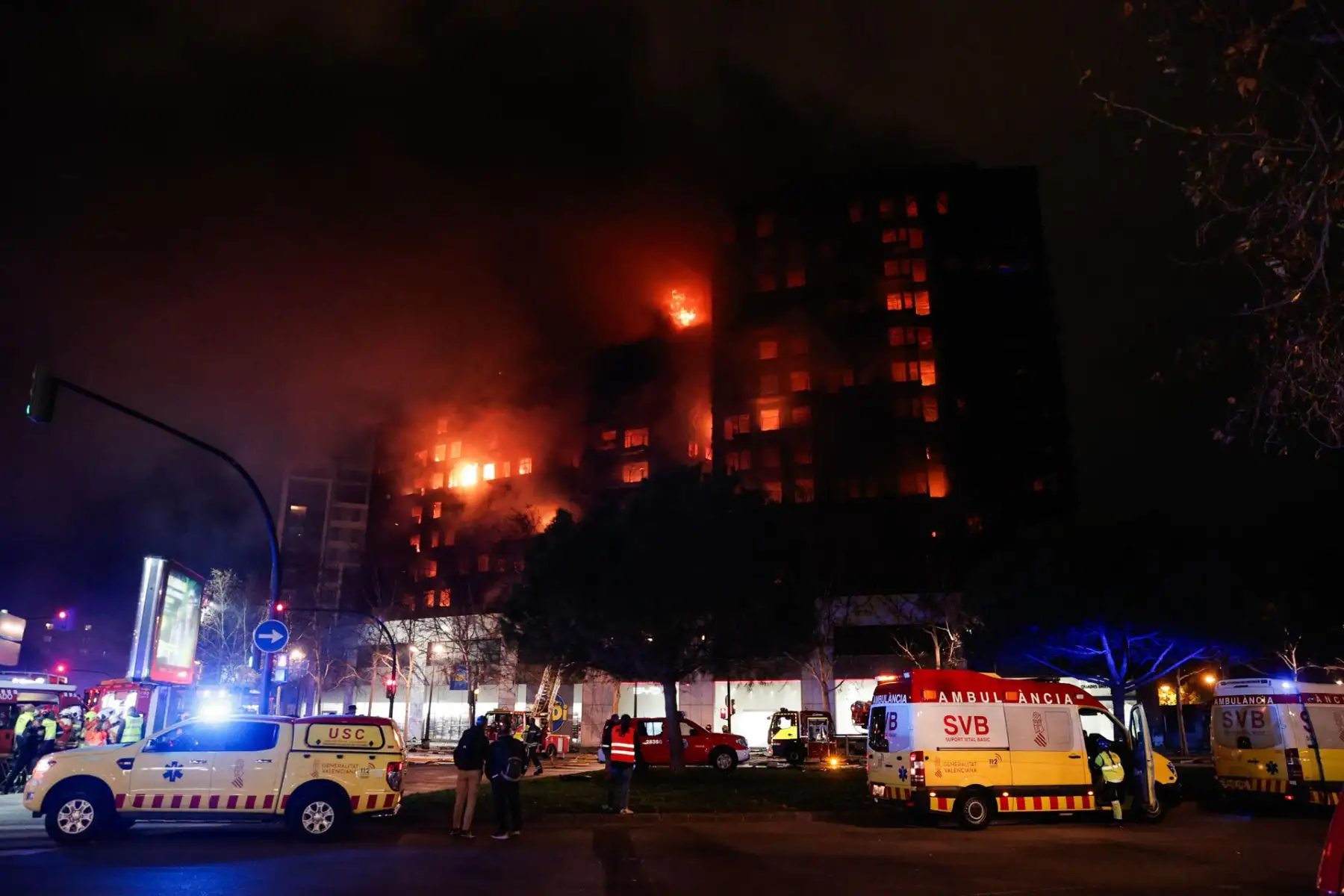 Estado del incendio declarado sobre las cinco y media de esta tarde en un quinto piso de un edificio de viviendas de València que ha afectado totalmente al inmueble y se ha propagado a otro anexo, y los bomberos intentan aún rescatar a vecinos desde los balcones.
Foto: EFE